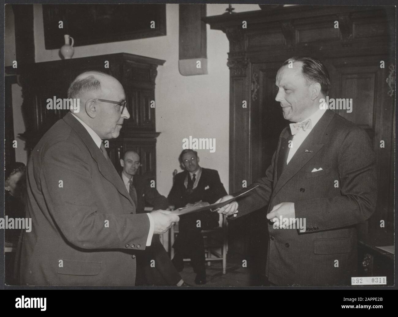 Award of State Prize for Literature, the P.C. Hoot-Prize 1952 in the Muiderslot in Muiden to mr. J. C. Bloem (left) by mr. H. J. Reinink, Secretary-General of the Department of Education, Arts and Sciences for his poetry collection Evening Date: 21 May 1953 Location: Muiden Keywords: authors, literature, awards personname: Bloem J.C., Reinink, H.J. Institution name: P.C. Hootprijs Stock Photo