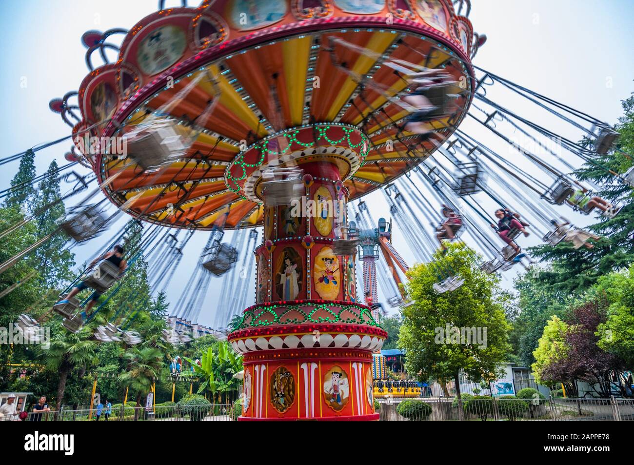 wave swinger amusement ride