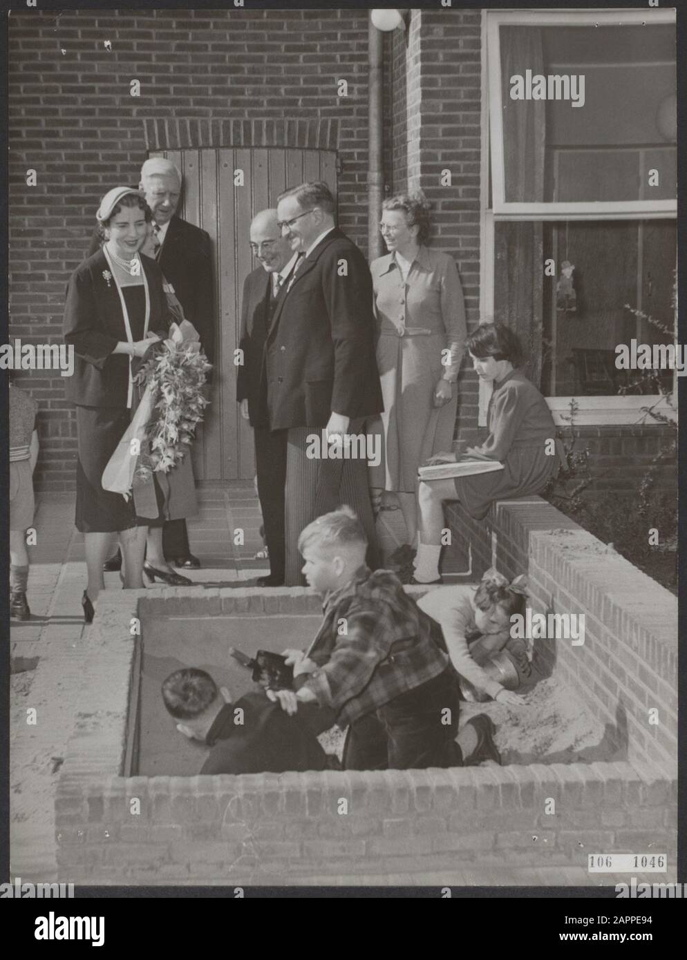 State visit by the Danish King's couple to our country from 26 to 28 April 1954. Queen Ingrid with the children while playing in the sandbox Date: 28 April 1954 Location: Denmark, Houses, Noord-Holland Keywords: blind, kings, games, state visits Personal name: Ingrid queen Stock Photo