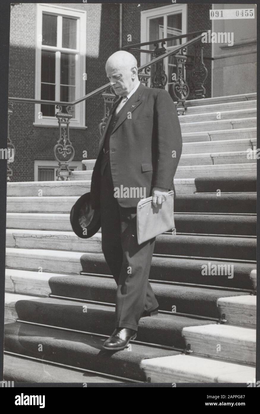 Thursday afternoon H.M. de queen received the advisors for the cabinet formation in The Hague. J.A. Jonkman, president of the First Chamber, leaves the palace Date: 14 June 1956 Location: The Hague, Zuid-Holland Keywords: cabinet formations, politics, chairmen Personal name: Jonkman J.A. Institution name: First Chamber Stock Photo
