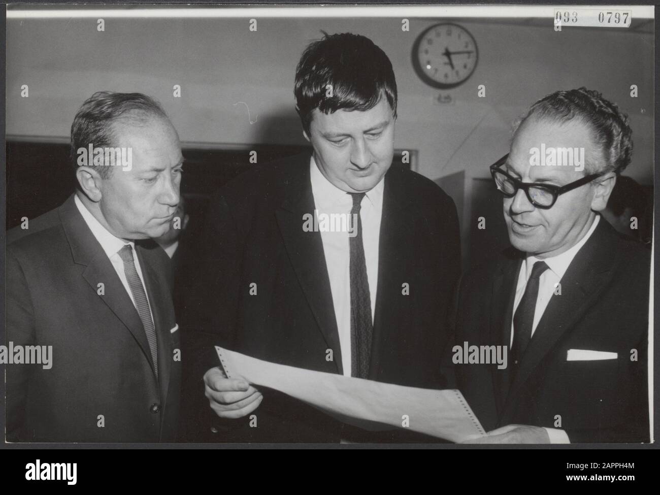 Minister M. Vrolijk opens the 5th IBM master tournament. After the minister had activated the computer, which made the draw, he looks with the grandmasters Laszlo Szabo (left) and Jan Hein Donner the result Date: 19 July 1965 Location: Amsterdam, Noord-Holland Keywords: ministers, openings, chess, competitions Personal name: Donner, Jan Hein, Szabo, Laszlo, Vrolijk, M. Stock Photo