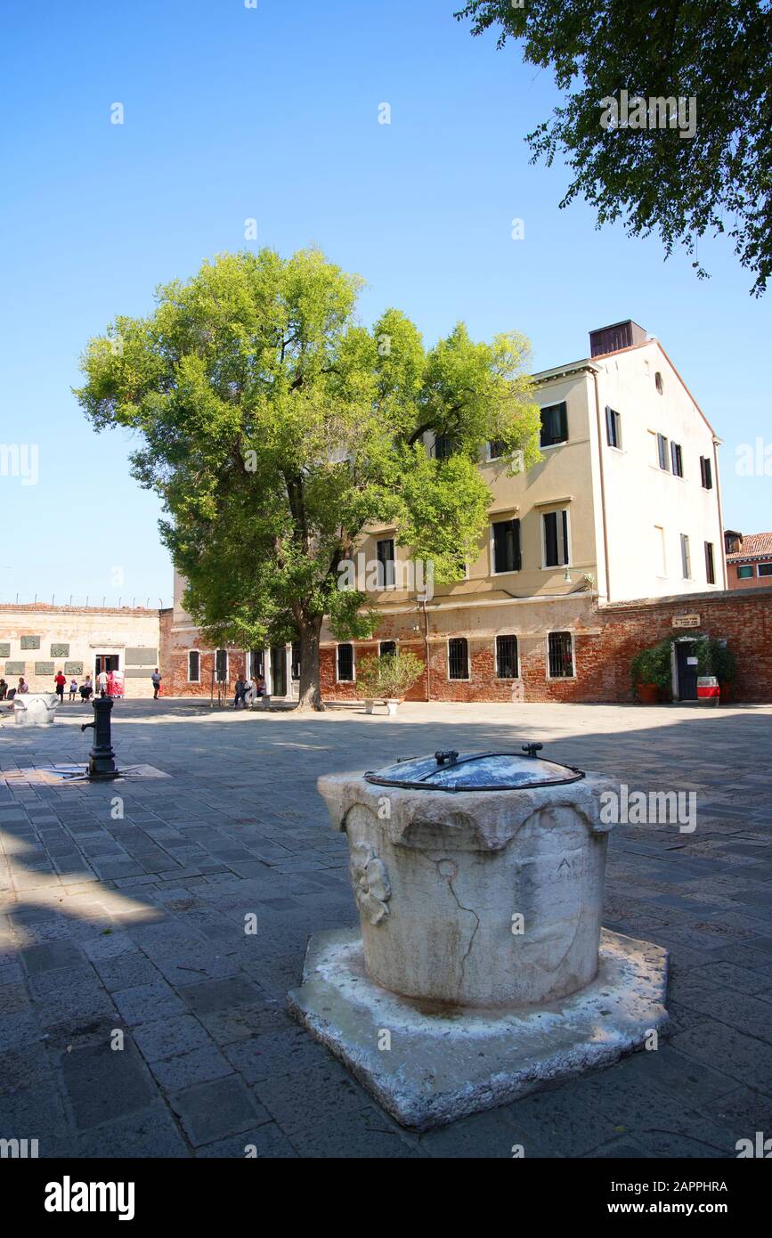 Campo di Ghetto Nuovo square,  Cannaregio sestiere, Venice, Veneto, Italy, Europe Stock Photo