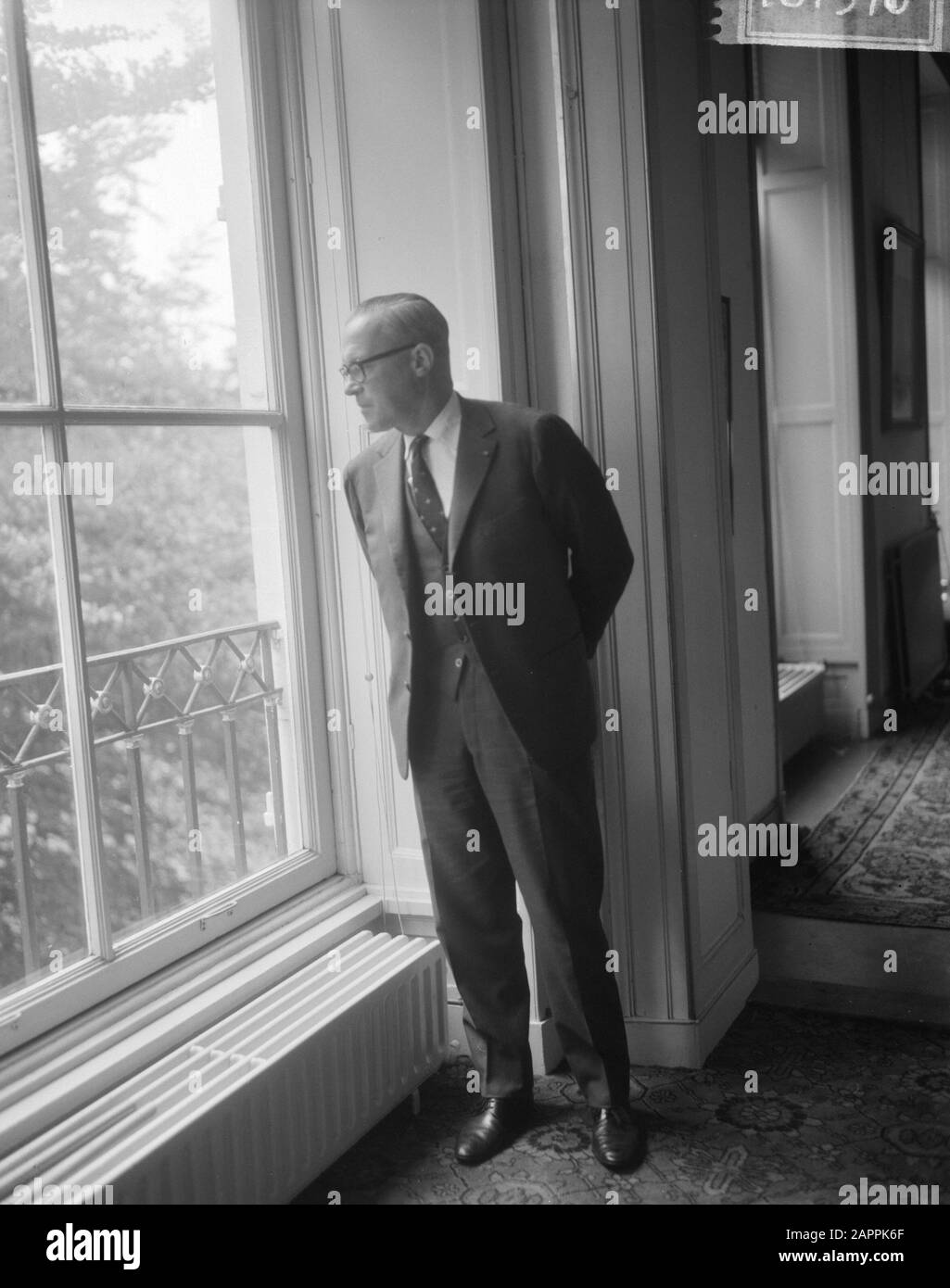 Mr. J.G. van Schelle secretary of Mr. Claus von Amsberg, here in his room Date: September 3, 1965 Keywords: chambers, secretaries Stock Photo