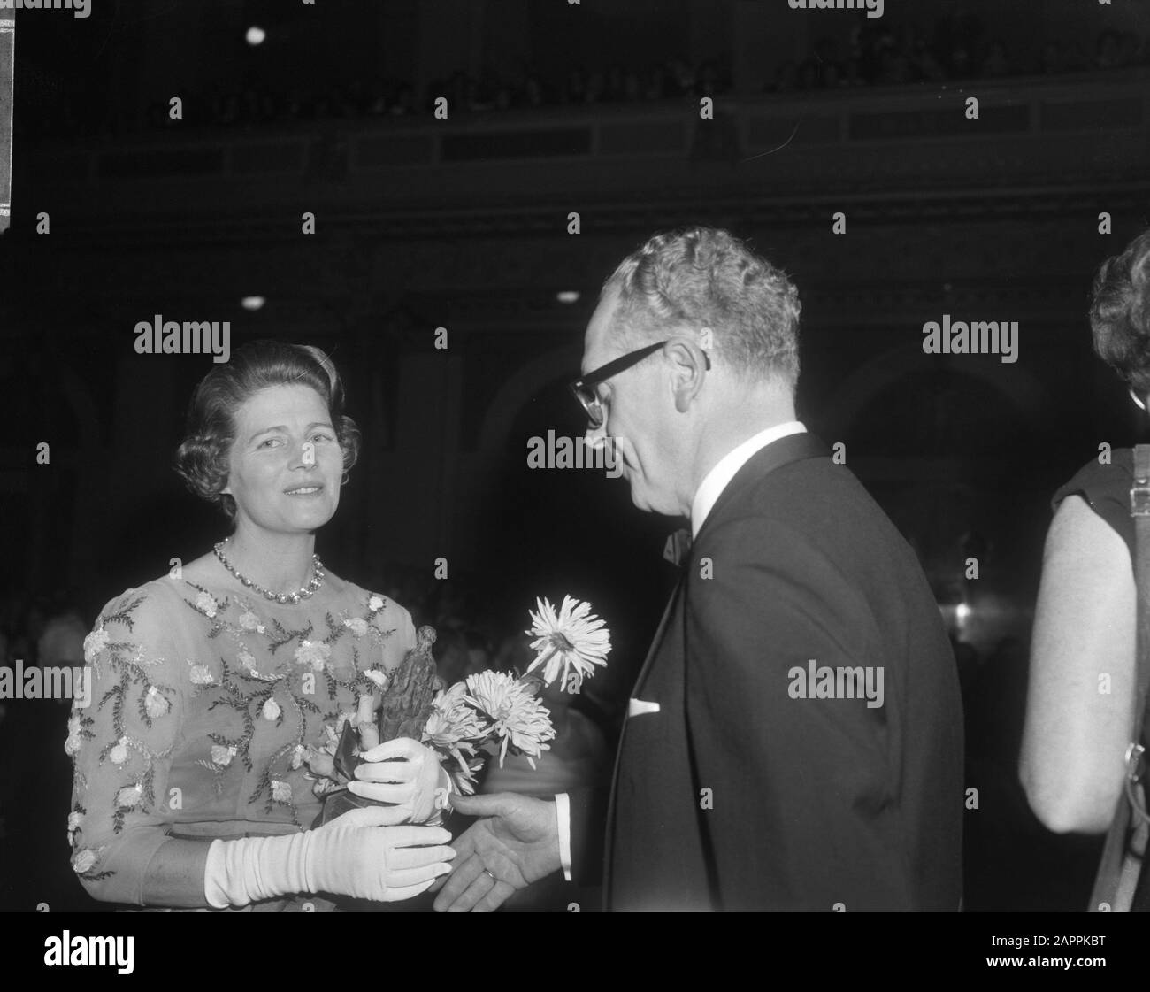 Grand Gala du Disque Classique 1965 in the Concertgebouw in Amsterdam  Mrs Mary Soames while receiving an Edison from Minister Happy Date: 29 October 1965 Location: Amsterdam, Noord-Holland Keywords: cultural prizes, classical music, ministers, musicians, awards ceremonies Personal name: Soames, Mary, Merry, Maarten Stock Photo