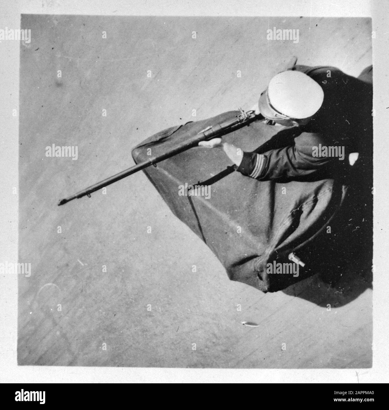 MN [Merchant Navy]/Anefo London series  [Ship Officer with rifle on an armed merchant ship] Annotation: Repronegative Date: 1943 Location: Great Britain Keywords: crew, merchant fleets, navy, ships, World War II Stock Photo