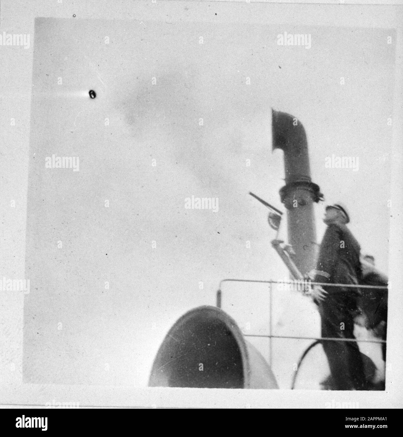 MN [Merchant Navy]/Anefo London series  [Captain on top of the bridge looks at the sky] Annotation: Repronegative Date: 1943 Location: Great Britain Keywords: crew, merchant fleets, navy,... ships, World War II Stock Photo