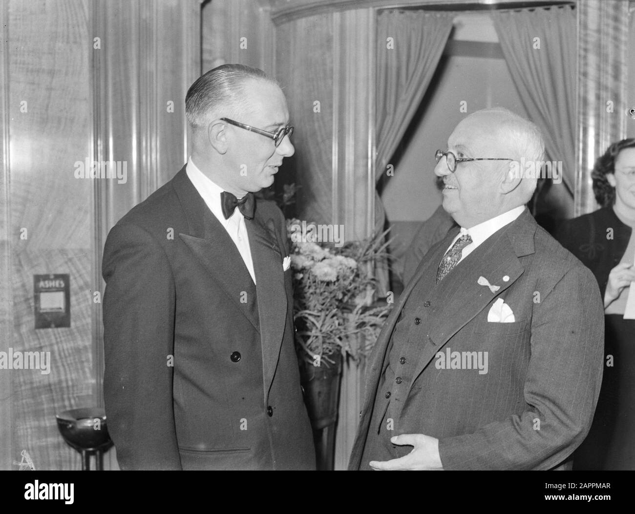 HIE [Holland in England]/Anefo London series  Odeon Cinema in London. Premiere of the film Glorious Colours. Visitors in conversation Date: 5 August 1943 Location: Great Britain, London Keywords: cinemas, movies, conversations, World War II Institution Name: Odeon Stock Photo