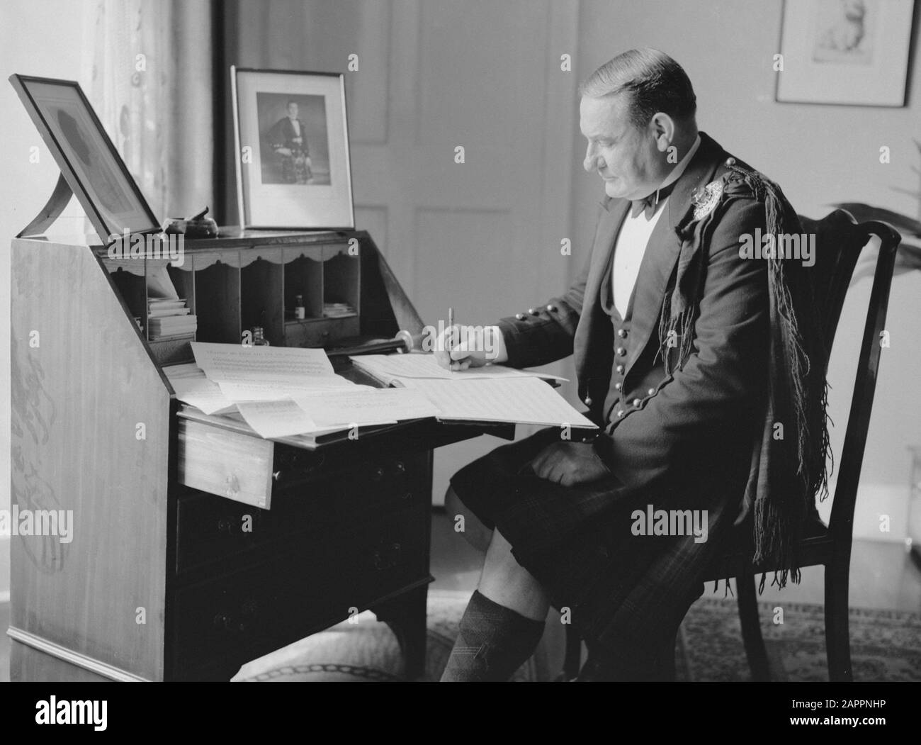 Scotland - Barracks Edinburgh Castle  Bagpipe player William Ross composes music behind his desk Annotation: Pipe Major William Ross (1878-1966) taught at the Army School of Piping at Edinburgh - Castle. - Yeah. Date: 1934 Location: Edinburgh, Great Britain, Scotland Keywords: bagpipes Personal name: Ross, William Stock Photo