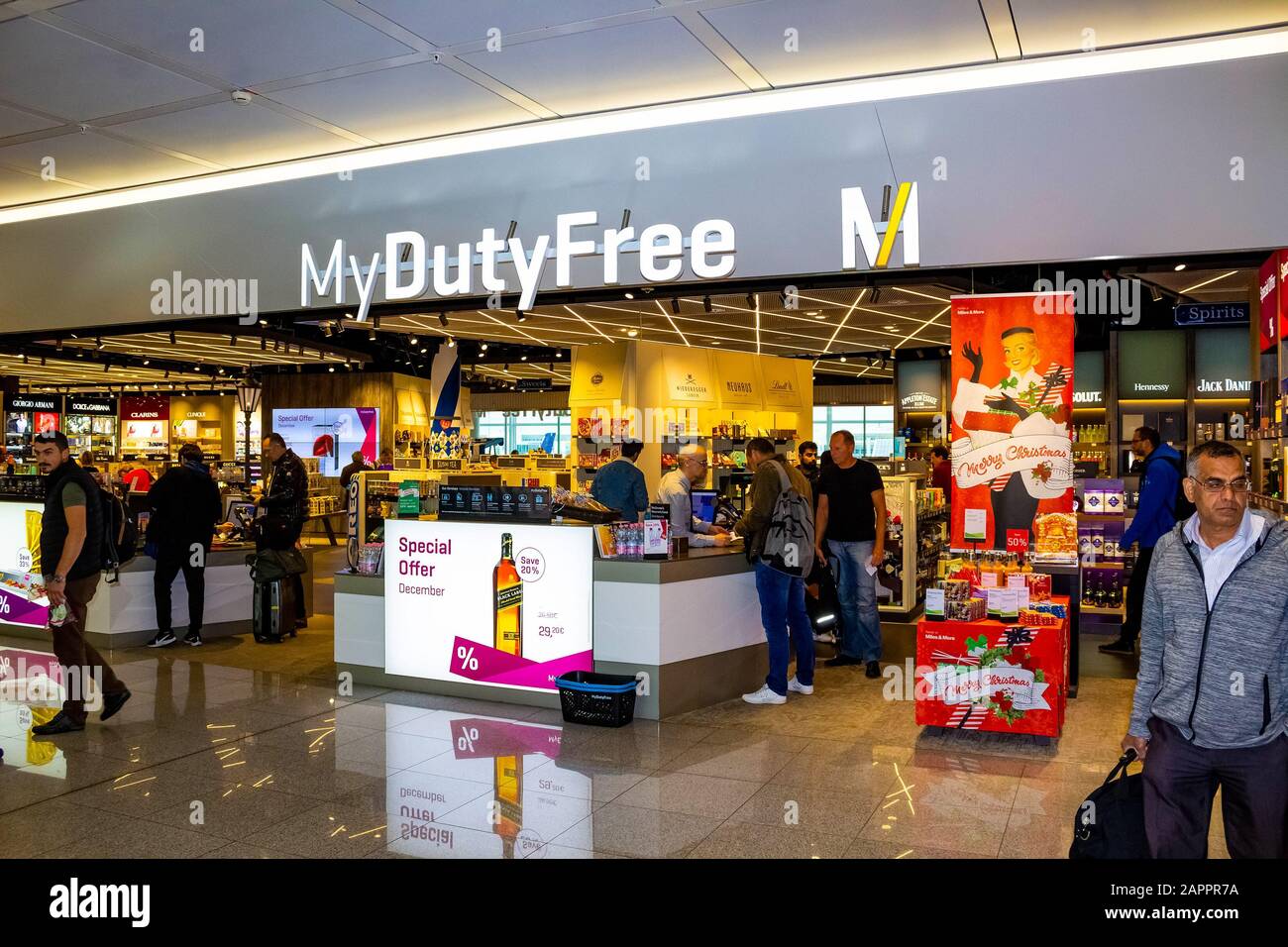 Duty free mall. Cruise ship terminal … – License image – 70131048 ❘  lookphotos