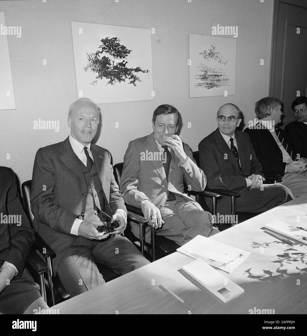 Prince Claus gets a book of Natuurmonumenten presented  Prince Claus, seated between Wouter van Dieren (l., member Club of Rome) and Marius Wagenaar Hummelinck (chairman of the World Nature Fund) Date: 19 april 1977 Keywords: books, nature management, princes Personal name: Claus (prince Netherlands), Animals, Wouter van, Wagenaar Hummelinck, Marius Stock Photo