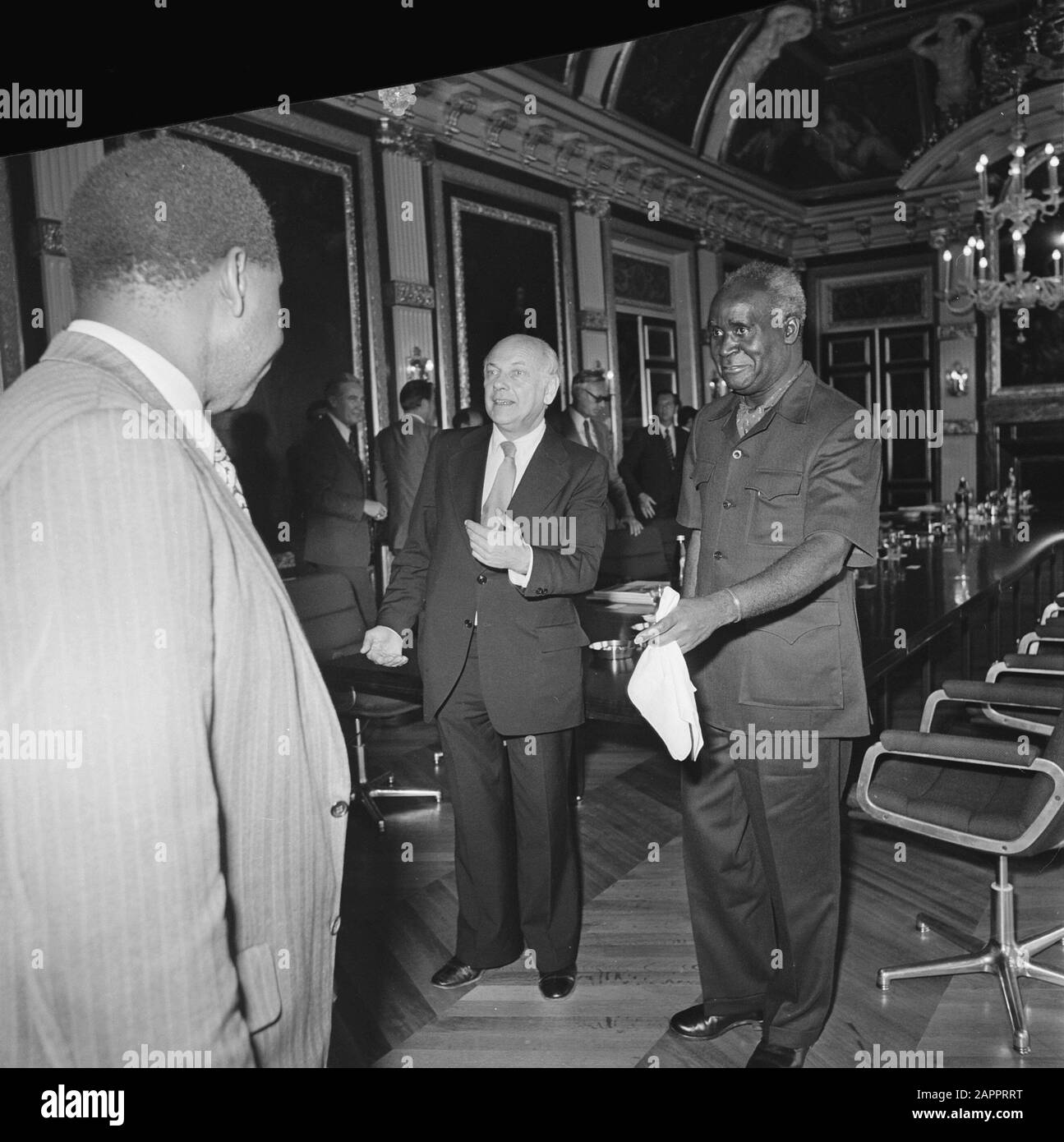 President Kaunda of Zambia in our country; v.l.n.r. Kaunda Den Uyl, Van der Stoel Date June 13