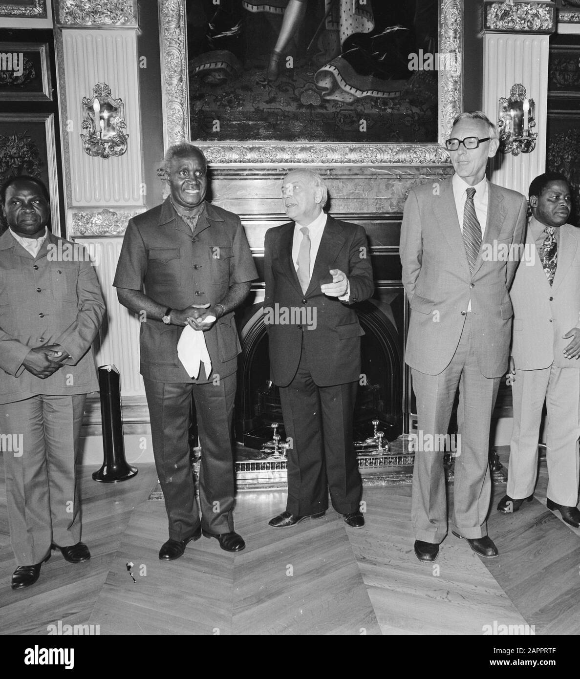 President Kaunda of Zambia in our country; v.l.n.r. Kaunda Den Uyl, Van der Stoel Date June 13