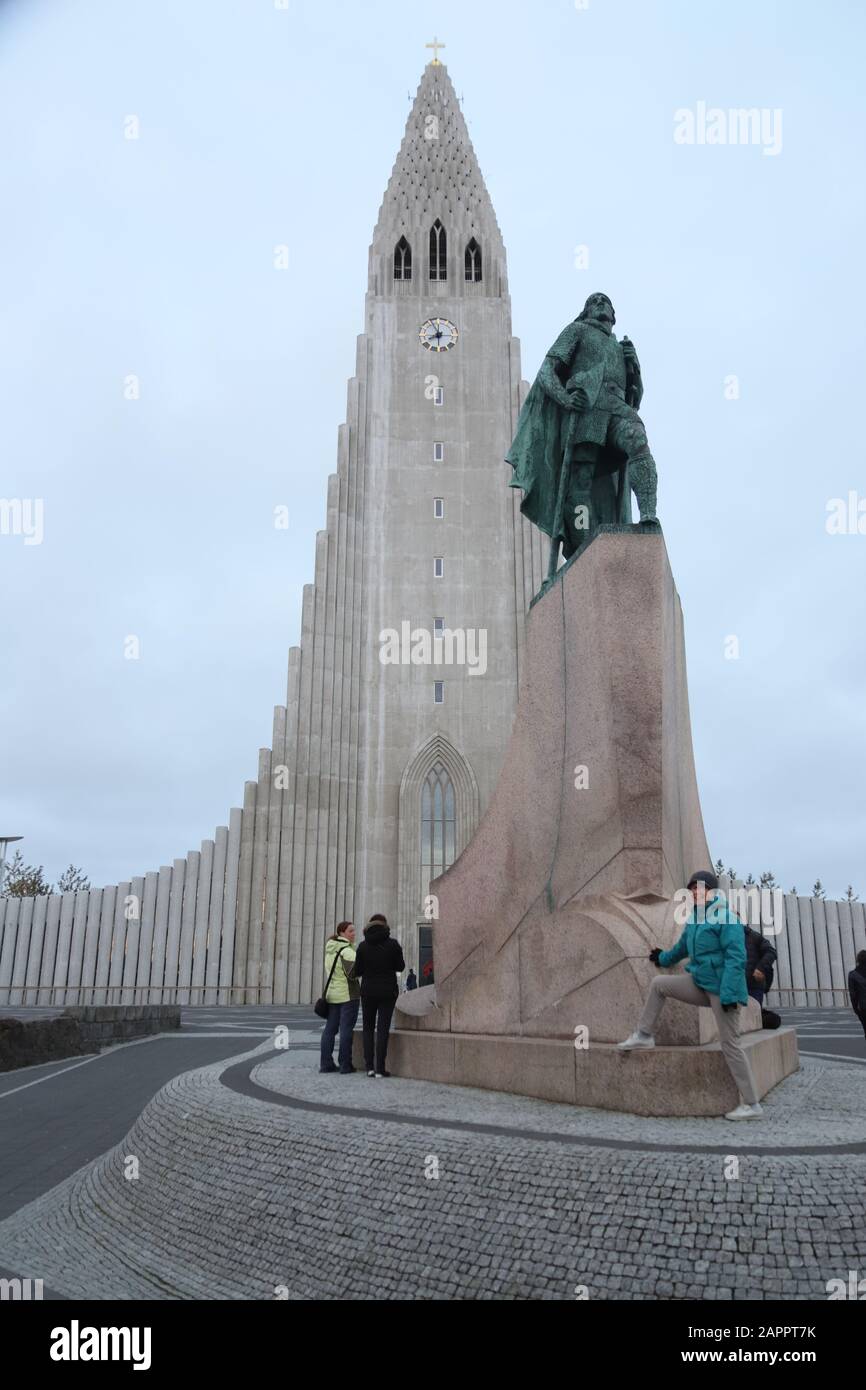 Hallgrímskirkja in Reykjavik mit der Statue von Leif Eriksson Stock Photo