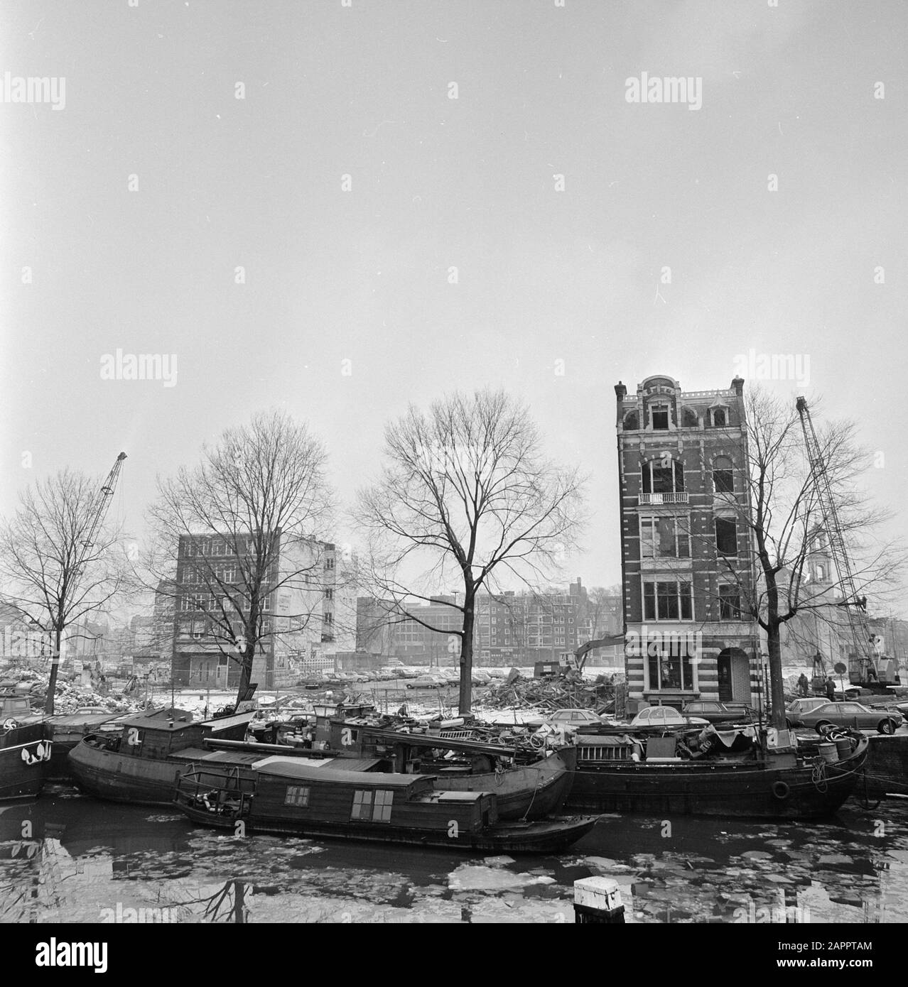 Demolition houses Waterlooplein, Amsterdam for construction town hall Date: February 14, 1978 Location: Amsterdam, Noord-Holland Keywords: HOUSES, Demolition Stock Photo