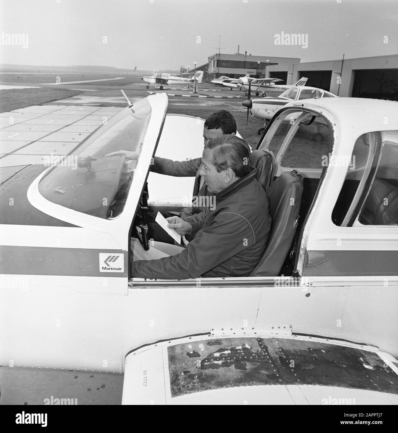 Prince Claus receives (8th) flying lessons at Martinair flight school in Lelystad Date: 20 January 1984 Location: Lelystad Keywords: flying lessons, flying schools Personal name: Claus, prince Institution name : Martinair Stock Photo