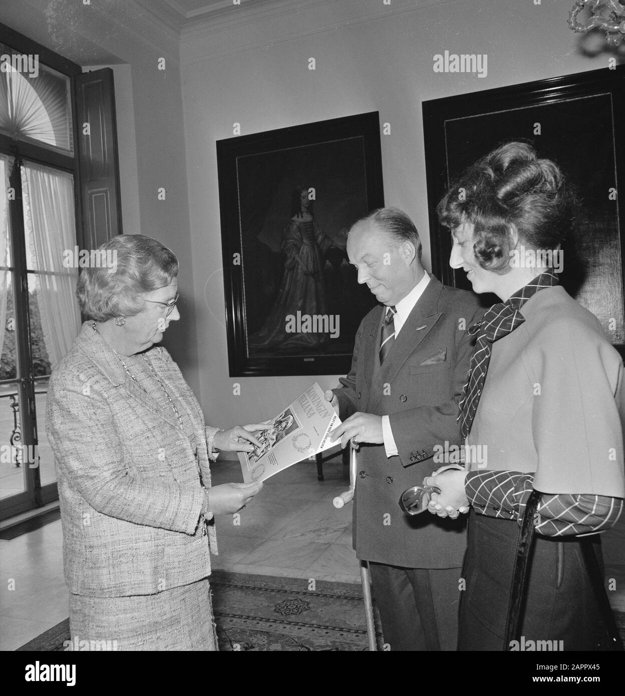 Queen Julia receives first copy Queen Juliana 1925-1965 from G. Krayenhoff. The Queen and Krayenhoff with magazine., Krayenhoff and Mirjam J. Annotation: Queen Juliana received the first copy of the photo magazine Queen Juliana on Thursday at palace Huis ten Bosch. The proceeds of the book are for the work of the Dutch Red Cross. The president of the Red Cross, Jr. G. Krayenhoff offered the book. Dutch daily newspaper: reformed family magazine/headred. P. Youngster... [et al.]. Amersfoort, 15-09-1973. Seen on Delpher on 19-05-2017, resolver.kb.nl/ resolve?urn=ddd:010633186:mpeg21:a0105 Date: S Stock Photo