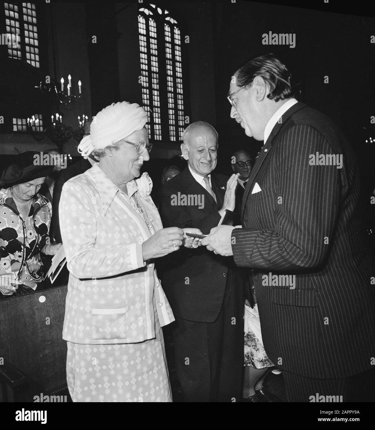 Overview during duty; Queen Juliana receives badge from Schuttenhelm, middle prof. Muntendam Date: 31 August 1974 Keywords: services, queens Personal name: Juliana (Queen Netherlands), Juliana, queen Stock Photo