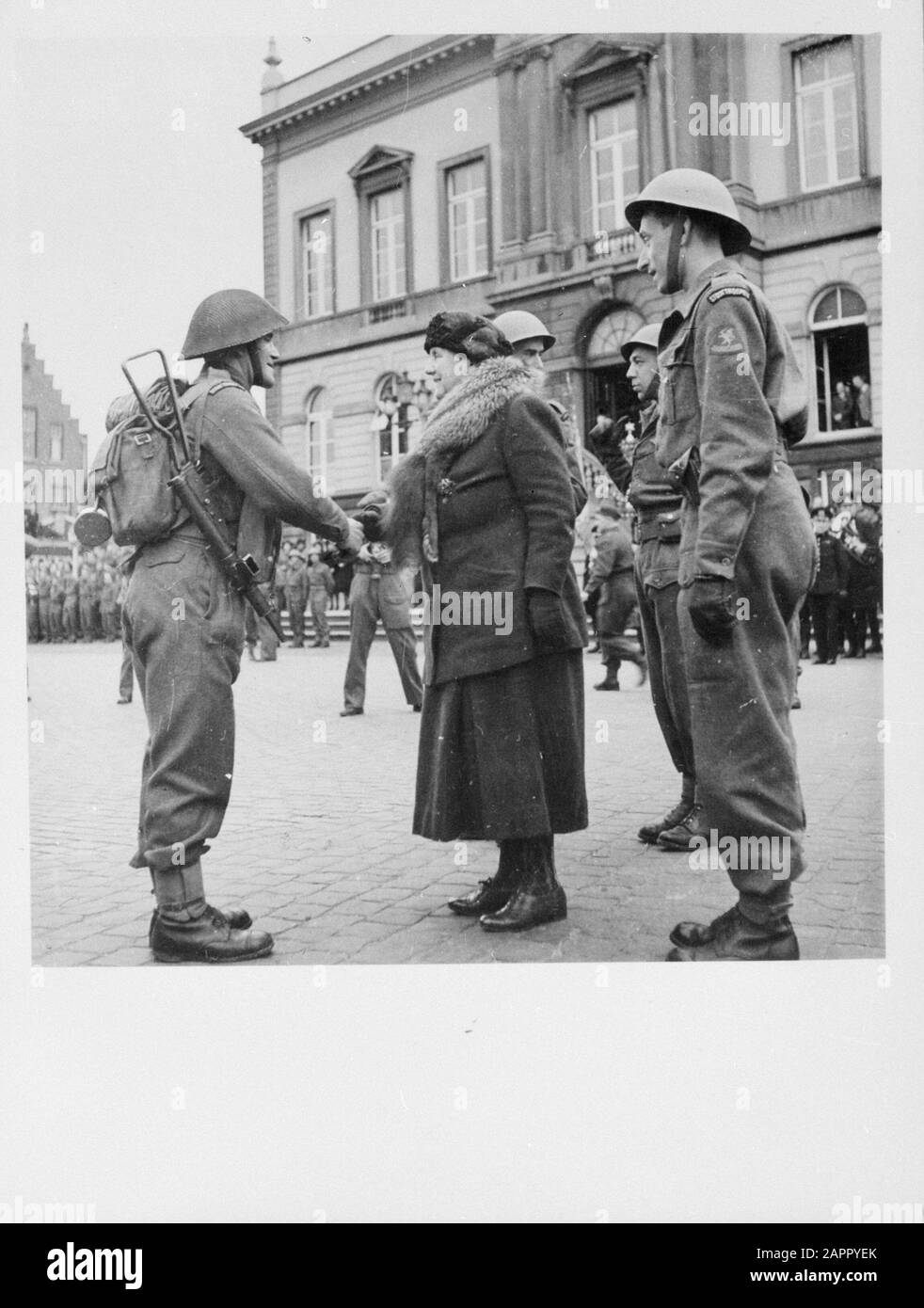 Queen Wilhelmina sets foot on Dutch territory for the first time. Wilhelmina greets British soldiers Date: March 13, 1945 Keywords: liberation, queens, royal house Personal name: Wilhelmina, princess Stock Photo - Alamy Queen Wilhelmina sets foot on Dutch territory for the first time. Wilhelmina greets British soldiers Date: March 13, 1945 Keywords: liberation, queens, royal house Personal name: Wilhelmina, princess Stock Photo - Alamy