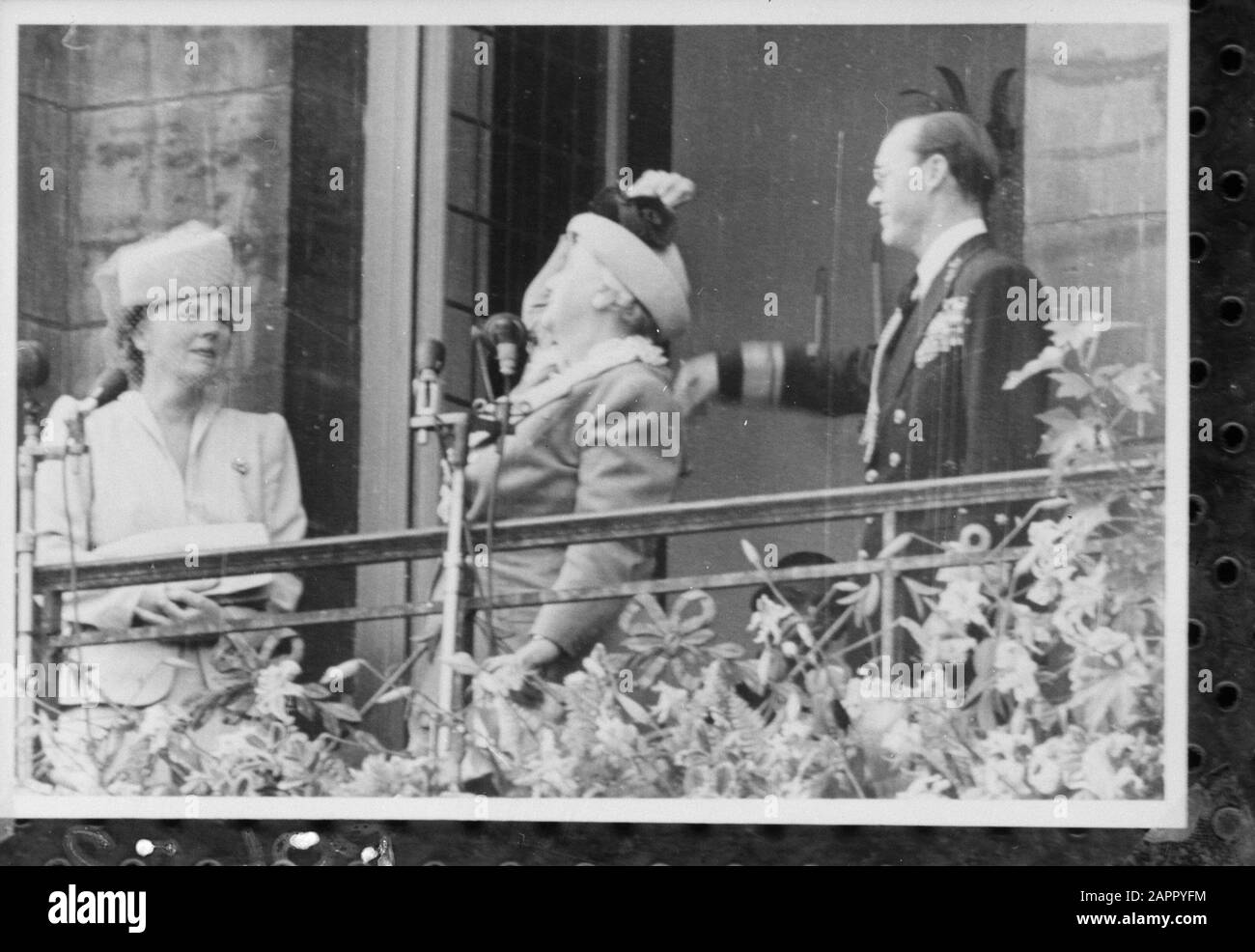 abdication Queen Wilhelmina/Inauguration of Queen Juliana  abdication Queen Wilhelmina. Announcement of Wilhelmina on balcony Palace on Dam Square; Long live our Queen! Date: 4 September 1948 Location: Amsterdam, Noord-Holland Keywords: abdications, queens, royal house Personal name: Bernhard, prince, Juliana, queen, Wilhelmina, princess Stock Photo