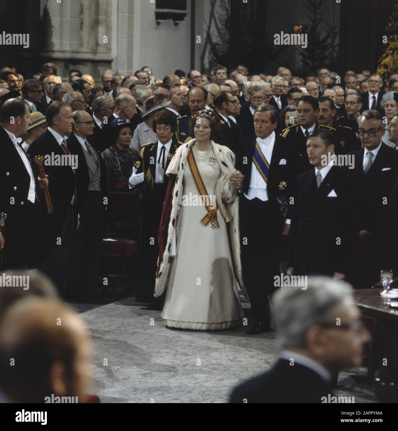 Throne change 30 April: inauguration in New Church; Princess Beatrix and Prince Claus during entering church Annotation: Rechtsvoor minister-president Van Agt Date: 30 August 1980 Keywords: Throne changes, inaugurations, churches Personal name: Beatrix, princess, Claus, prince Stock Photo