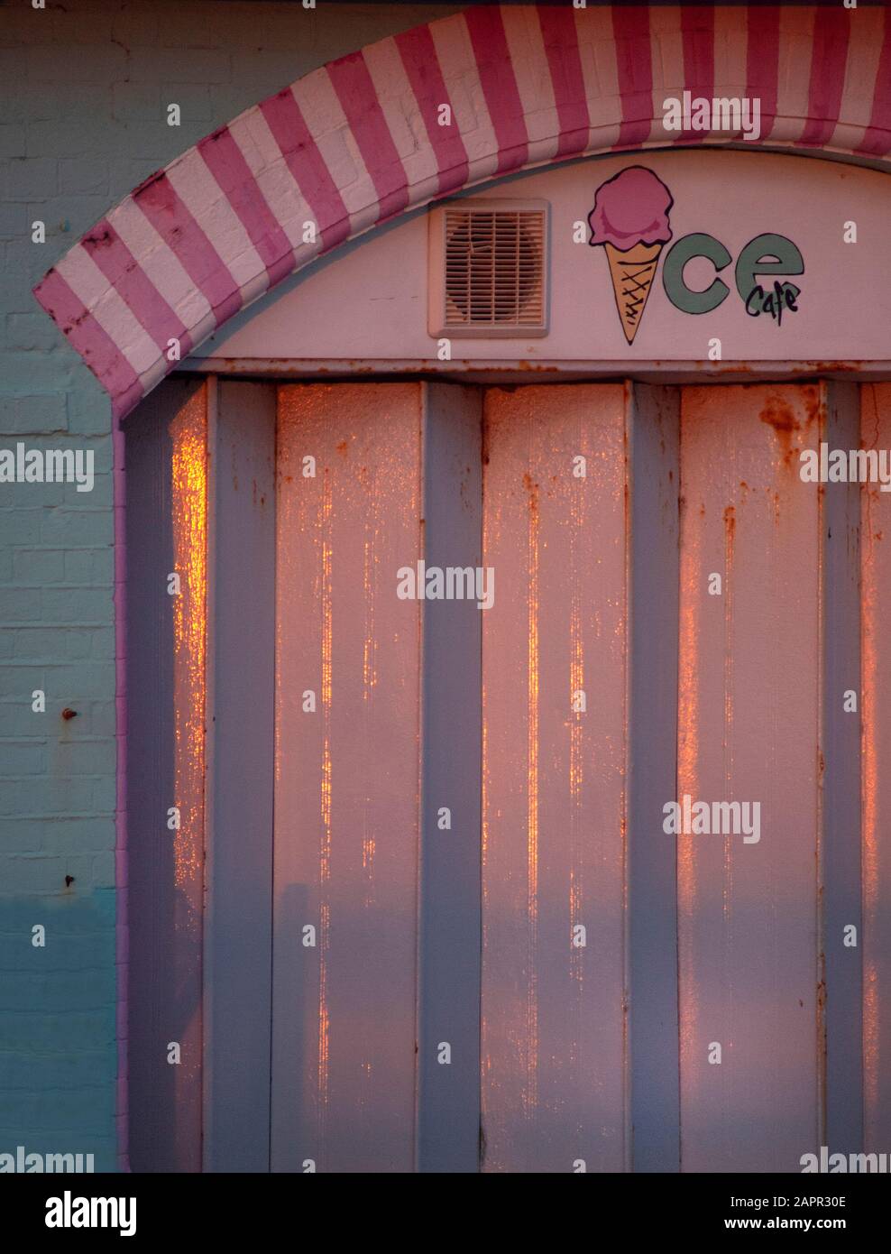 An ice cream shop on the Brighton seafront Stock Photo Alamy