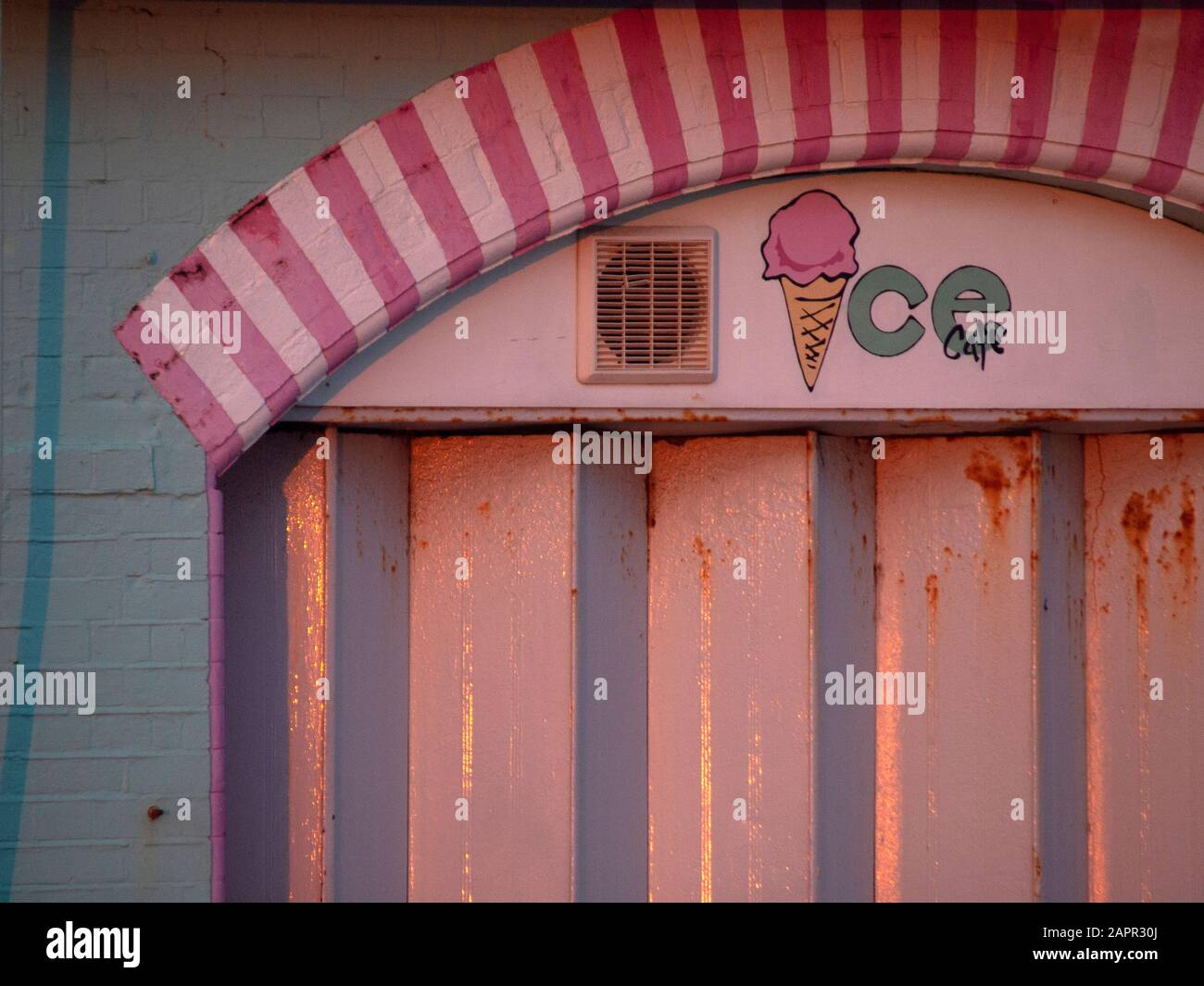 An ice cream shop on the Brighton seafront Stock Photo Alamy