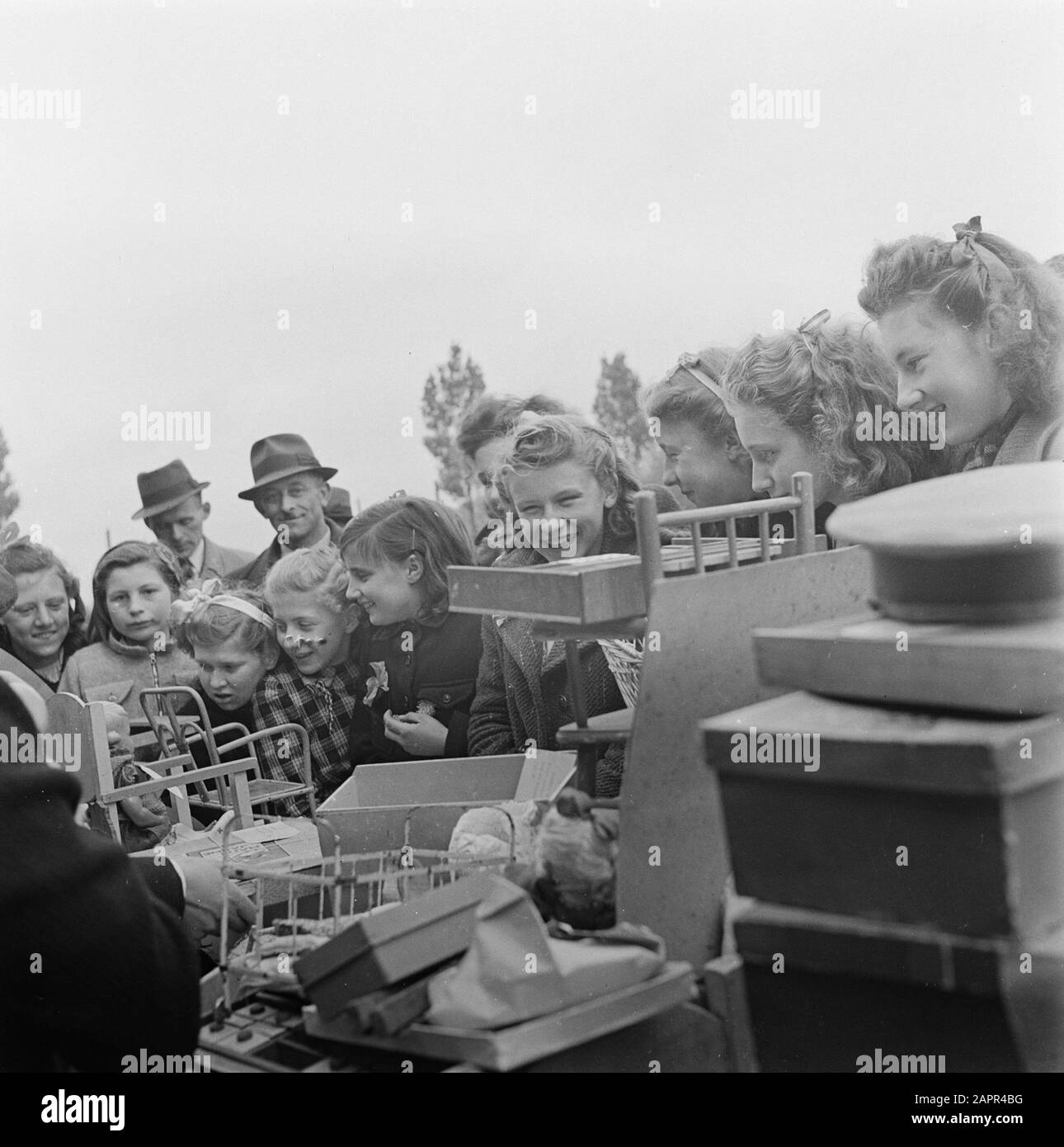 World war ii children evacuees hi-res stock photography and images - Alamy