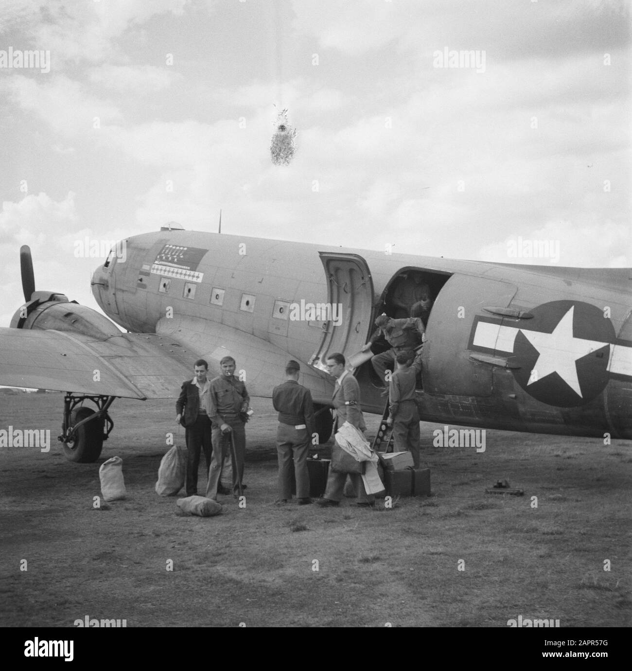 World war soldiers returning 1945 Black and White Stock Photos & Images ...