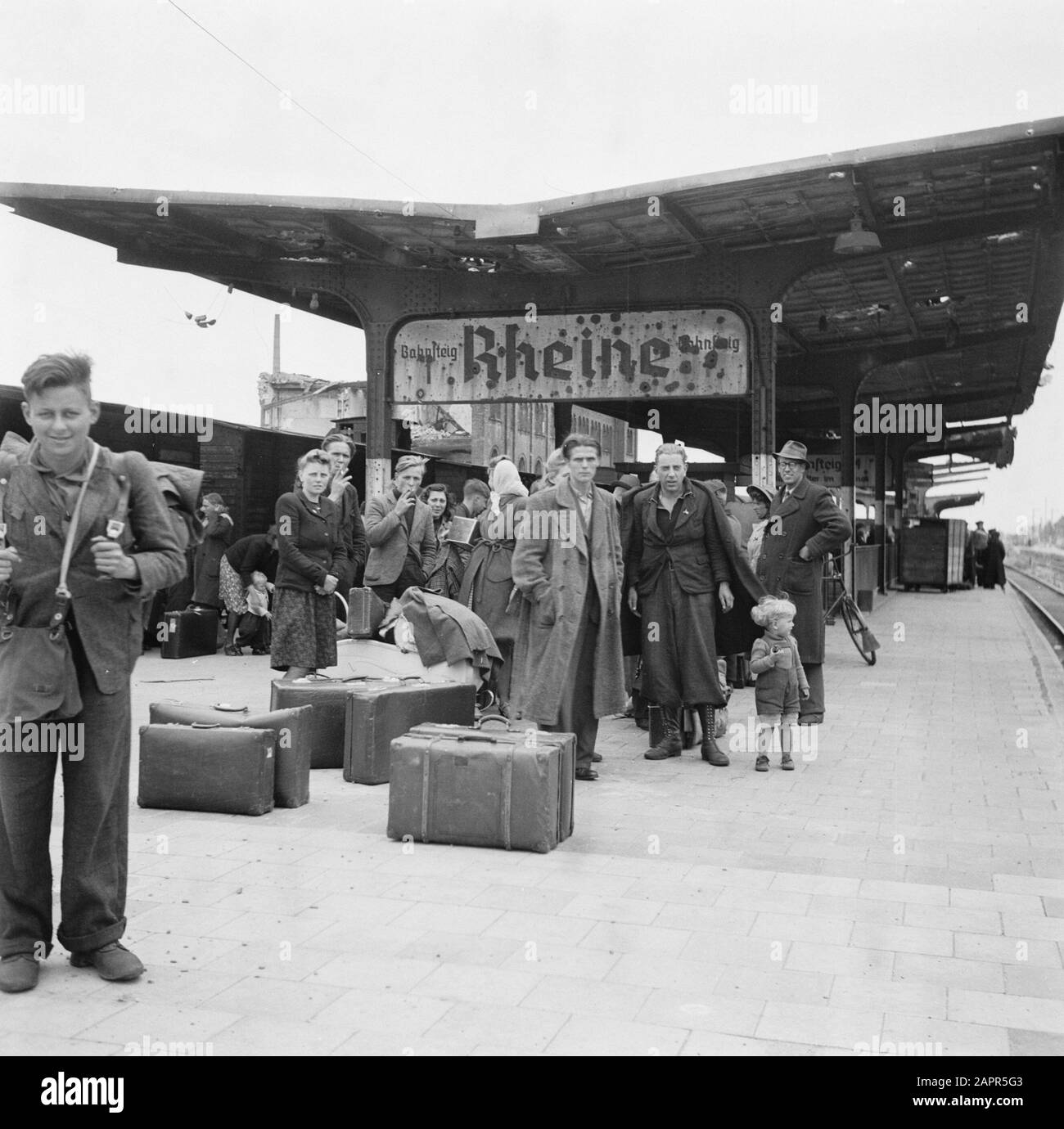 Repatriation Camp Rheine (Germany) [Platform of railway station Rheine with  returnees] Annotation: Repatriation Camp Date: 1945 Location: Germany,  Rheine Keywords: repatriation, World War II Stock Photo - Alamy