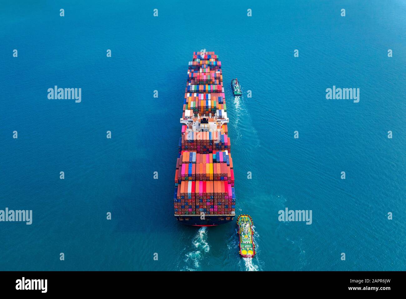 Container ships loading and china hi-res stock photography and images ...