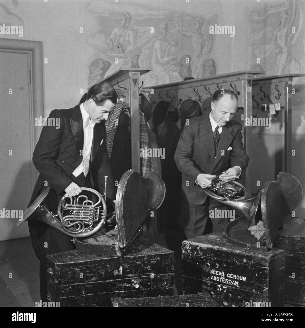 Wrapping the instruments for the Concertgebouw Orchestra Date: 31 January 1946 Keywords: instruments Institution name: Concertgebouw Orchestra Stock Photo