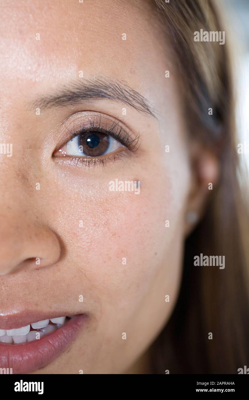 Portrait of a business woman smiling Stock Photo - Alamy