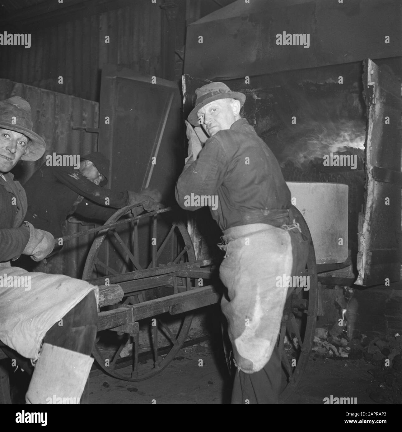 Glass blowing at Leerdam Date January 3, 1947 Location Leerdam