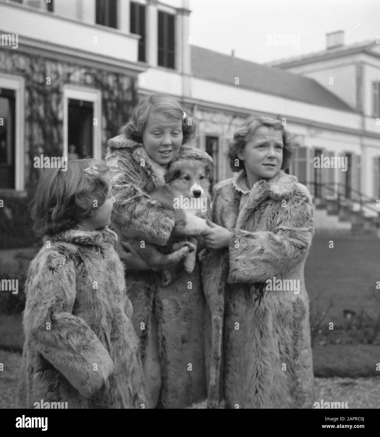 Royal family on Soestdijk with dog outside Date: 5 november 1950 ...