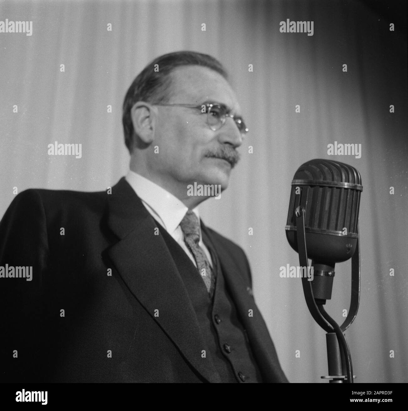 Departure Minister President Drees to America Date: 11 January 1952 Location: America Keywords: DEPARTURE Personname: Drees, Willem Stock Photo