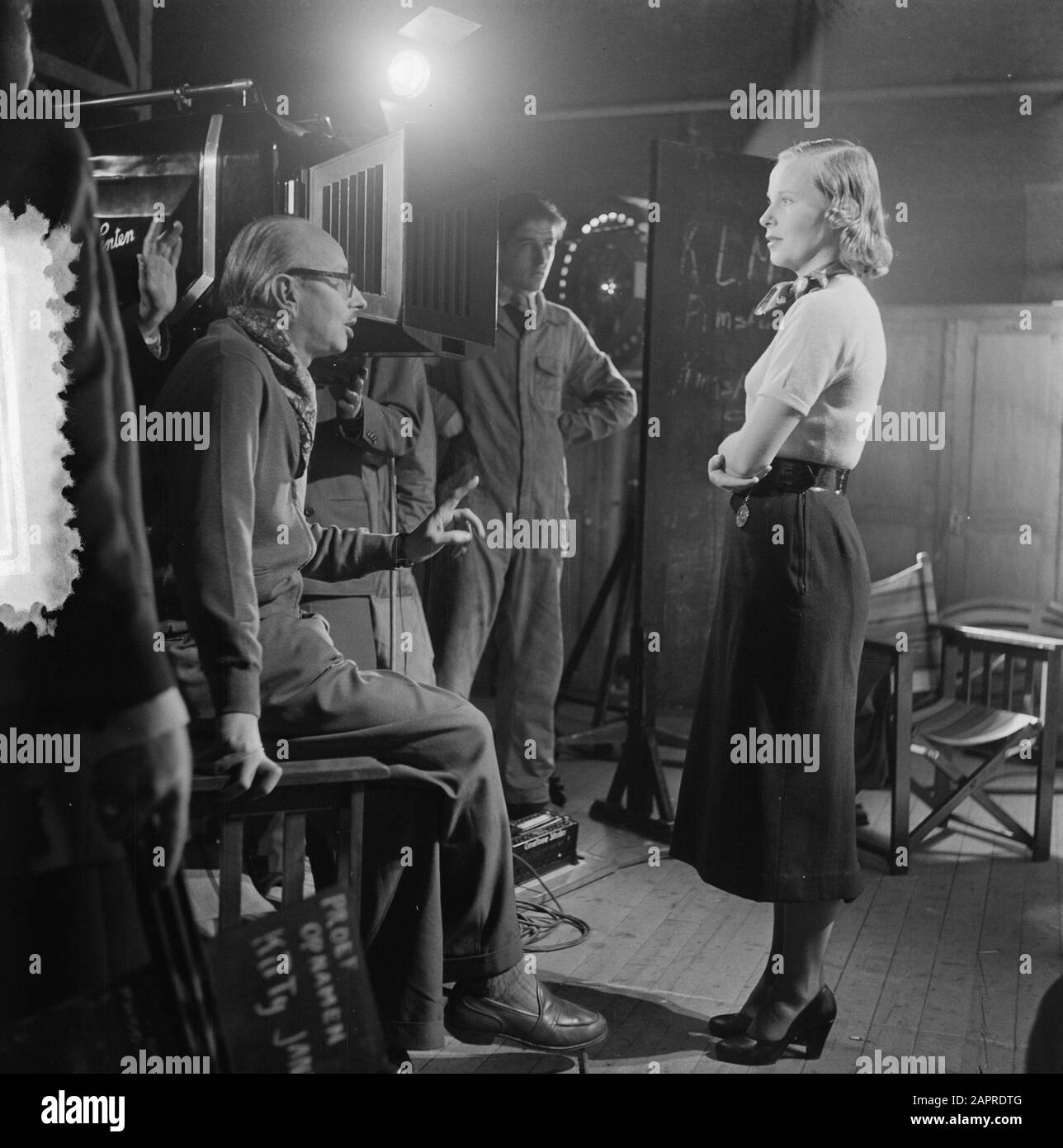 Film. Trial recordings Stars shine everywhere Annotation: Kitty Jansen and left the director Gerard Rutten. Location: Cinetone Studio Duivendrecht Date: 13 October 1952 Location: Duivendrecht Keywords: actors, film, directors, work recordings Personal name: Janssen, Kitty, Rutten, Gerard Stock Photo