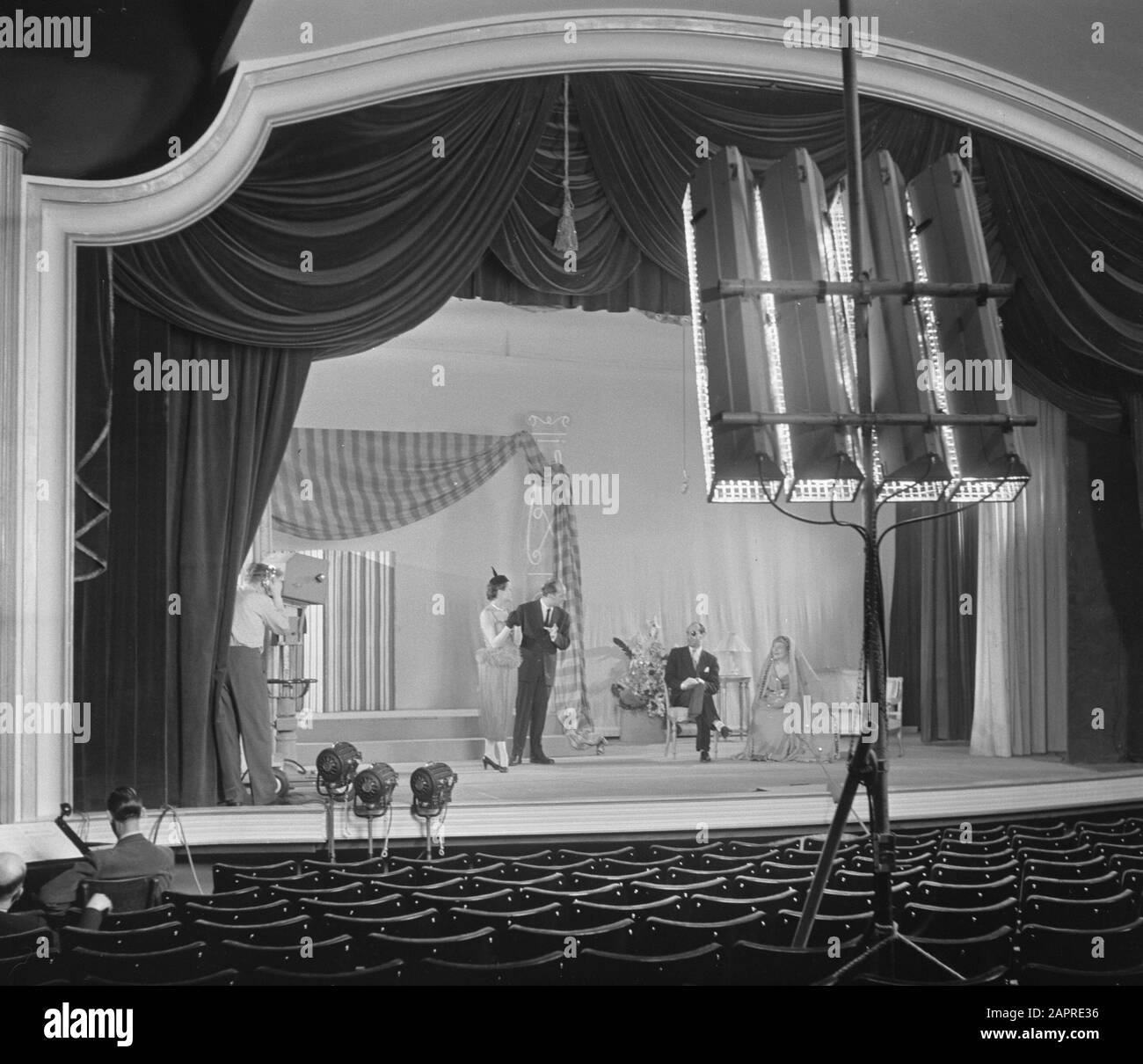 VARA television. Cabaretier Wim Sonneveld in his program Girl with big feet Annotation: First performance in De La Mar theater Date: 27 January 1953 Location: Amsterdam, Noord-Holland Keywords: cabaret, television, theater Person name: Sonneveld, Wim Stock Photo