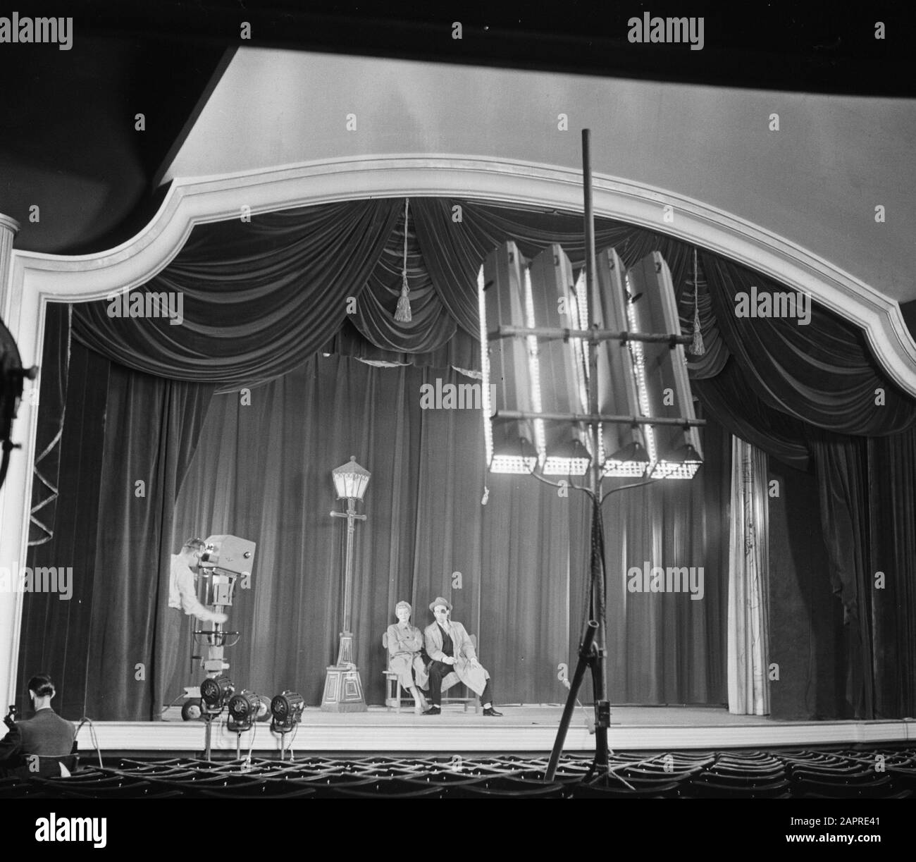 VARA television. Cabaretier Wim Sonneveld in his program Girl with big feet Annotation: First performance in De La Mar theater Date: 27 January 1953 Location: Amsterdam, Noord-Holland Keywords: cabaret, television, theater Person name: Sonneveld, Wim Stock Photo