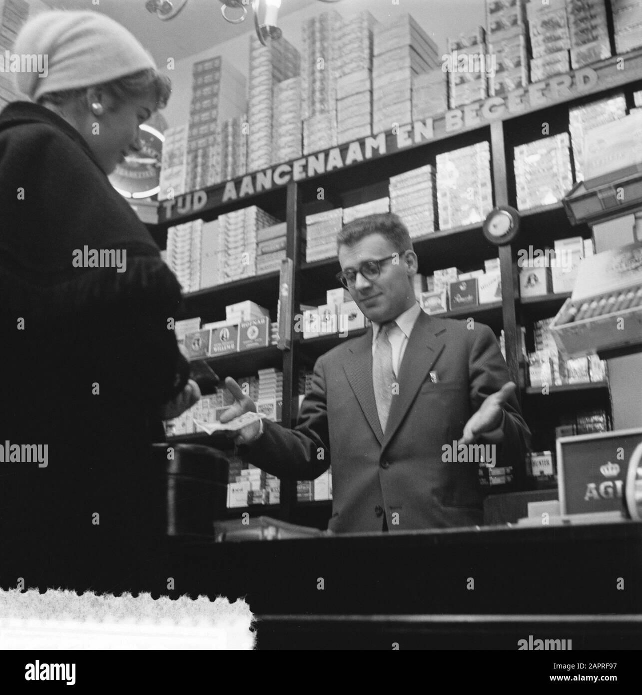 Serie Miss with note of thousand Date: 22 January 1957 Stock Photo