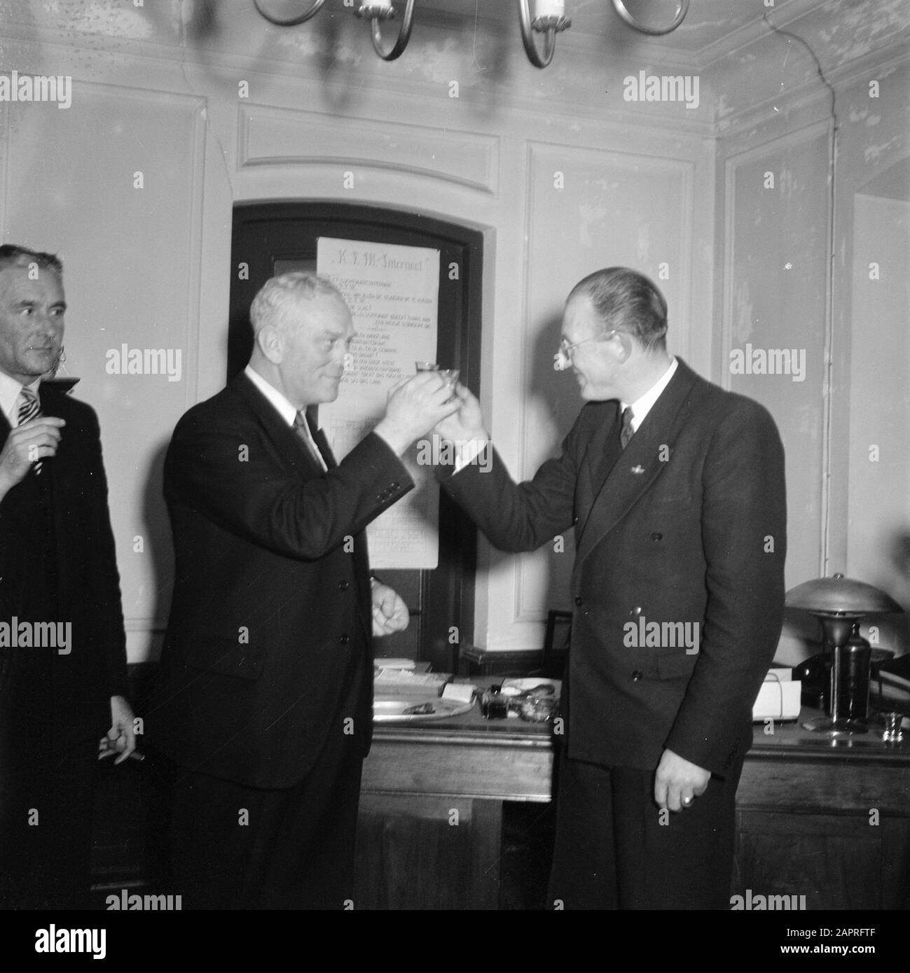 Diner KLM [Albert Plesman toast with a man] Annotation: Behind them is 