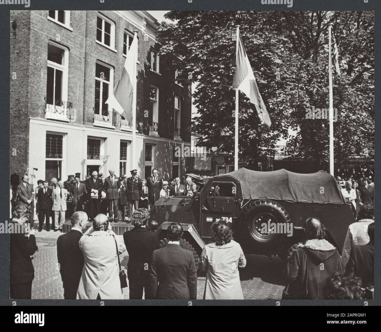 Armistice Compiègne 1940  Prins Bernhard opened in Wageningen the restored capitulation room of the former Hotel De Wereld. Defilé of old military vehicles. Next to the prince the Canadian general b.d. itching Annotation: Photo does not belong in this folder Date: May 5, 1975 Location: Wageningen Keywords: war, wars Stock Photo