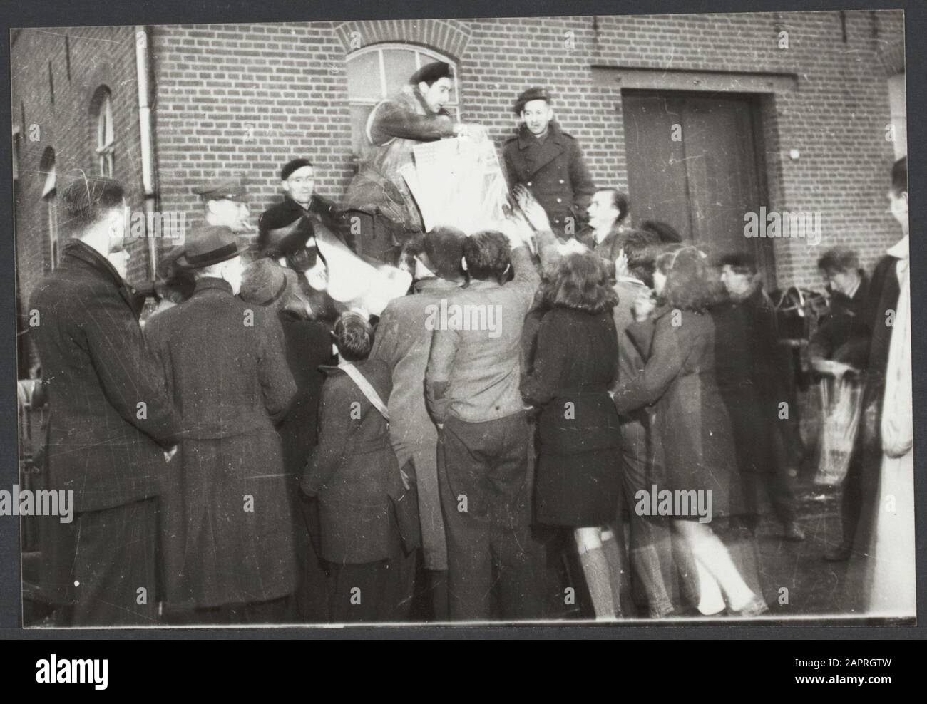 Liberation Netherlands 1944  Military distribute food to the population immediately after the liberation (South-Netherlands) [Food supply in Venlo immediately after the liberation] Annotation: See 900-2155 Date: March 1945 Location: Netherlands, Venlo Keywords: wars, war Stock Photo