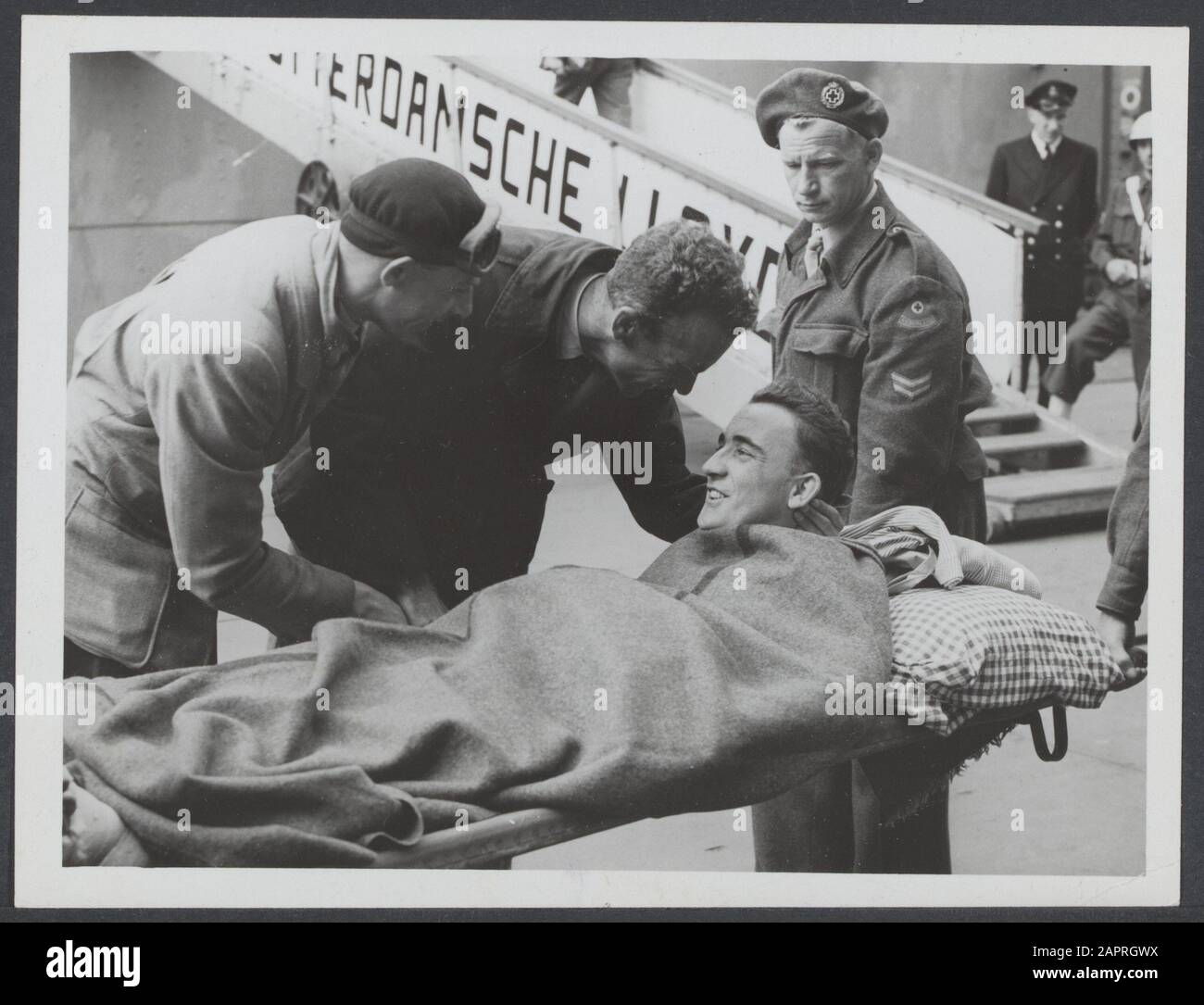 Korean War: Dutch contingent  In Rotterdam a number of injured Korean volunteers with the ship General McRae have returned to our country. Among the returned is Herman Goossens, who remained wounded at the front for 18 days, after which he was found by South Koreans. He is greeted here by his brother-in-law (left) and brother (middle) Date: June 15, 1951 Location: Korea, Rotterdam Keywords: wars, war Stock Photo