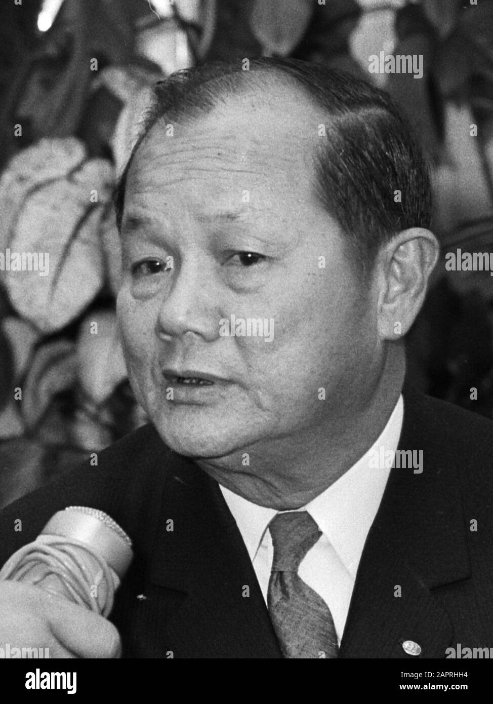 Aankomst op Schiphol van minister van Buitenlandse Zaken Tran Van Lam van Zuid-Vietnam  29 april 1971 Stock Photo