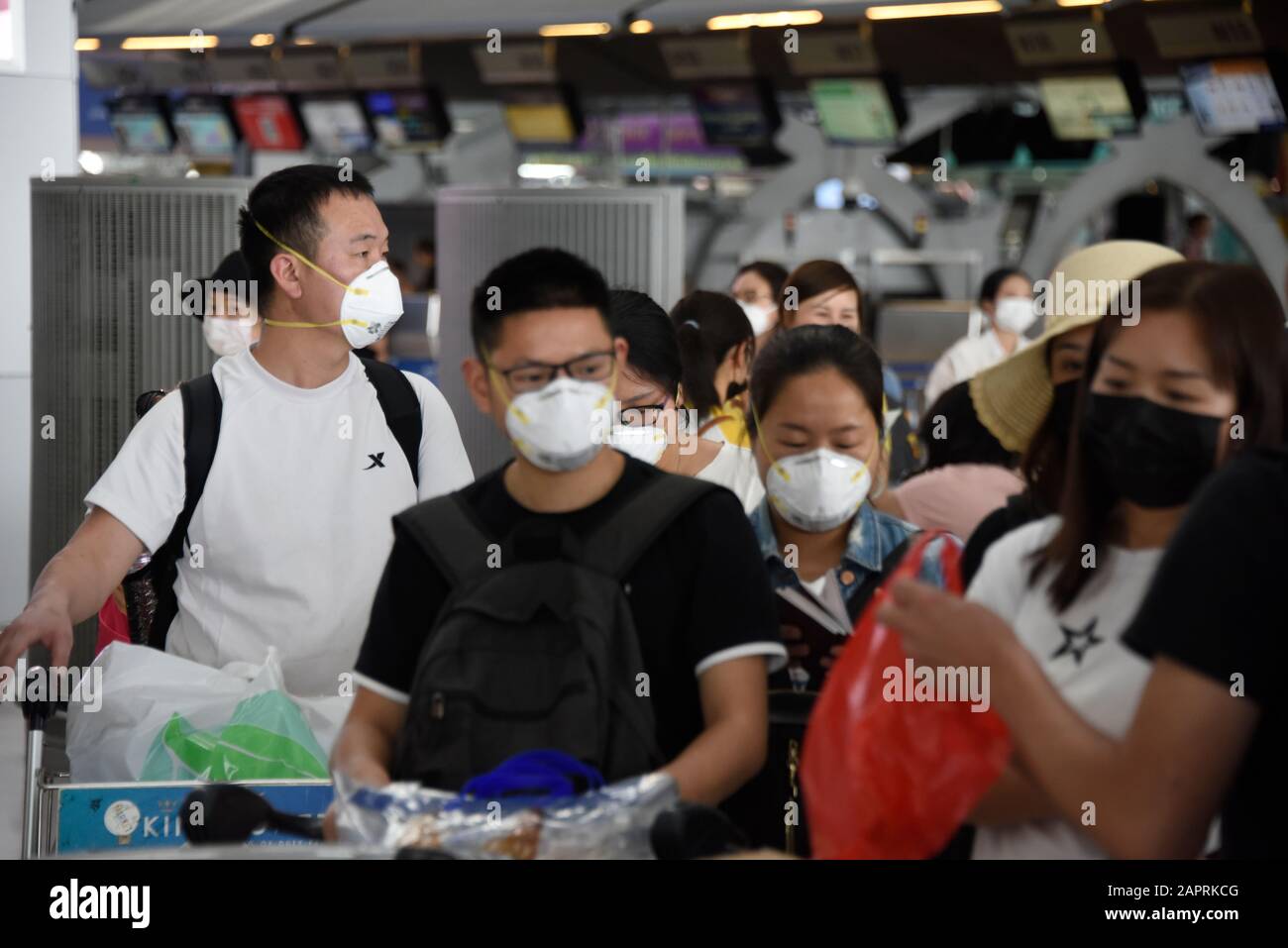 Bangkok, Thailand. 24th Jan, 2020. 2019-nCoV 2019 nCoV Coronavirus Corona Virus Outbreak in South East Asia. Staff and Passengers wear masks to guard against Coronavirus, Suvarnabhumi Airport, Bangkok, Thailand. Staff and passengers step up biosecurity measures by wearing face masks after the Coronavirus has killed a confirmed 26 people, and the number of cases reaches 1000. It comes on the eve of the Chinese New Year, when millions of people throughout South East Asia traditionally return home, increasing the risk of spread. Credit: Stephen Barnes/Alamy Live News Stock Photo