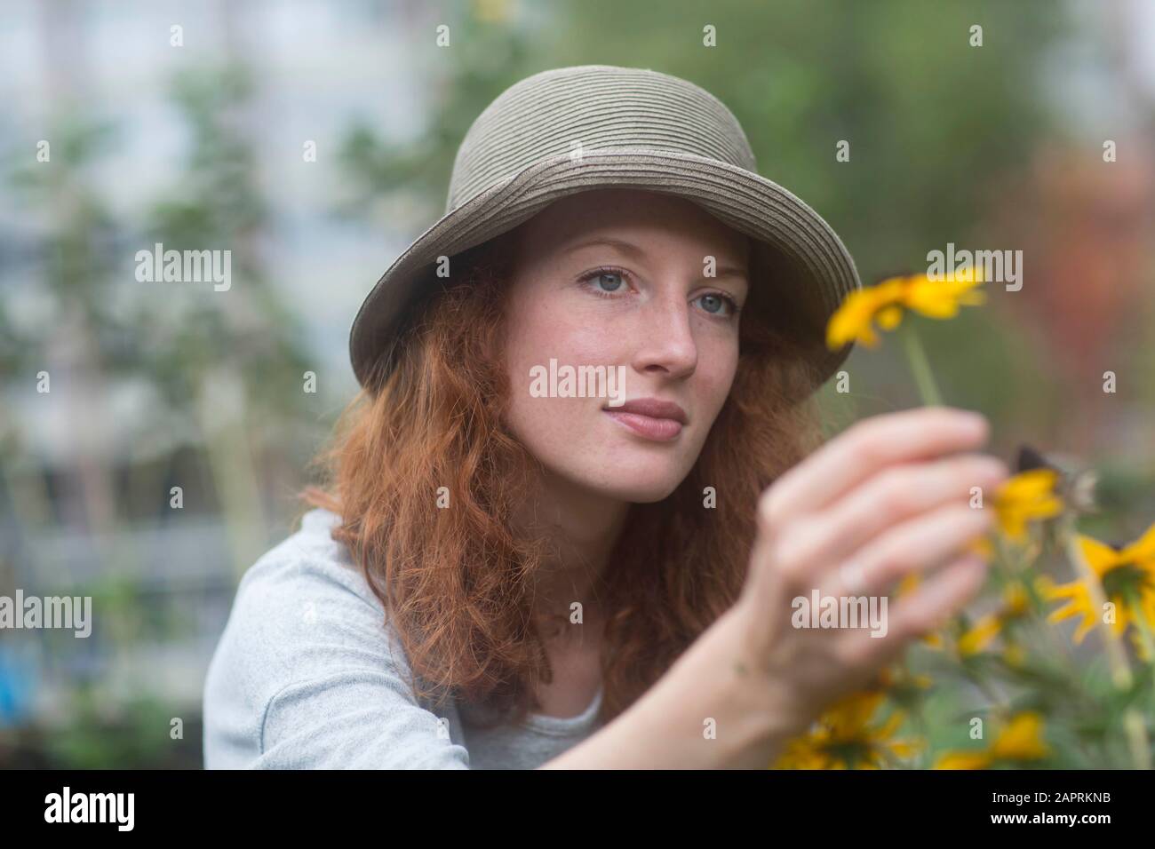 Hand holding hat hi-res stock photography and images - Alamy