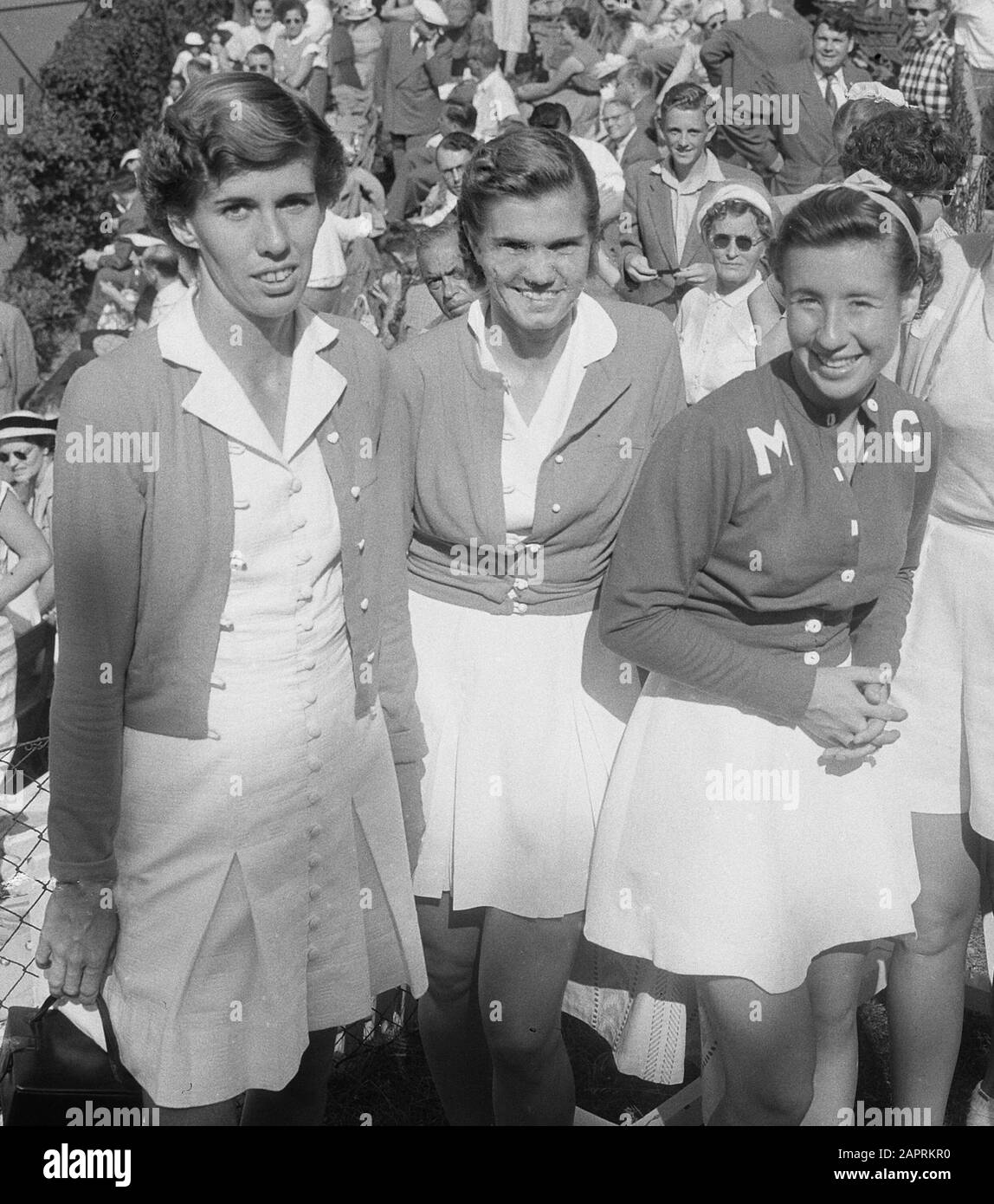 Nederlands: Tennis Noordwijk. Van links af de Amerikaanse dames Doris Hart, Shirley Fry en Wimbledonkampioene Maureen Connolly.  From left to right: the American tennis players Doris Hart, Shirley Fry (not yet Irvin) and Maureen Connolly at a Noordwijk tennis event (The Netherlands, 1953).; Stock Photo