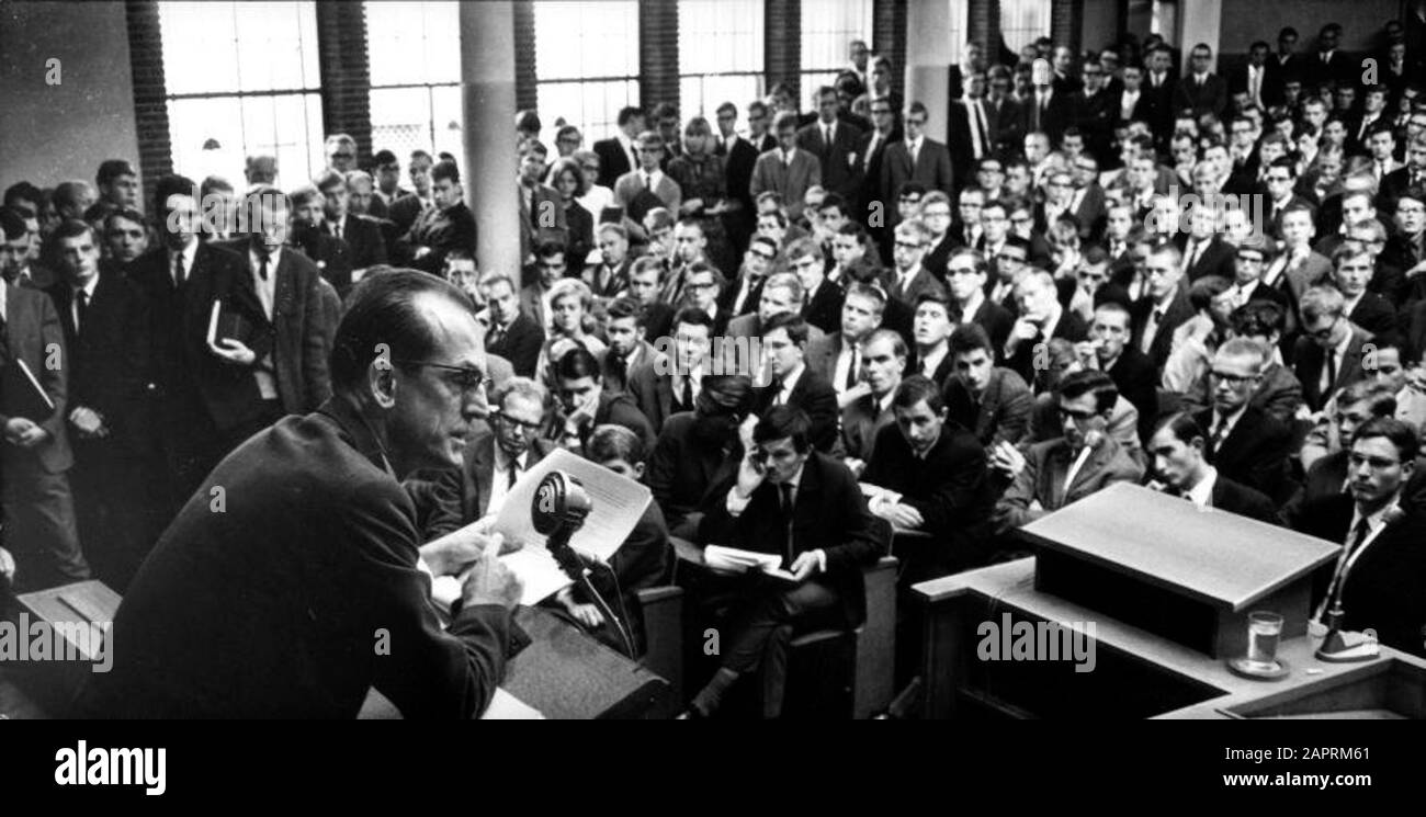 Dr. Willem Drees jr. speaks during a teach-in organised by students about the policy of Minister Diepenhorst. Aula of the NEH in Rotterdam, 7 October 1966.; Stock Photo