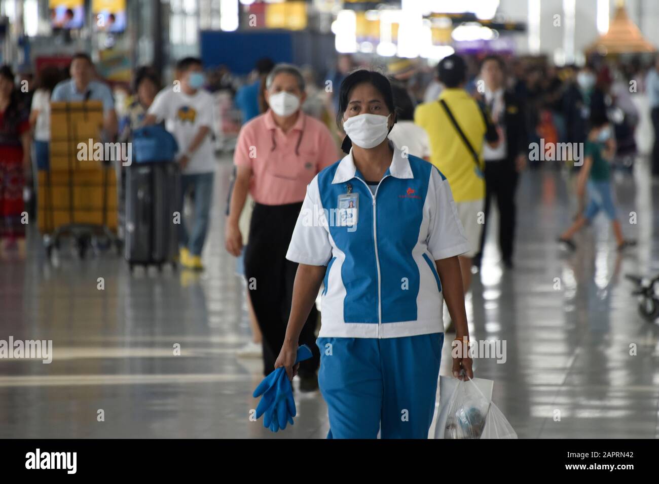 Bangkok, Thailand. 24th Jan, 2020. 2019-nCoV 2019 nCoV Coronavirus Corona Virus Outbreak in South East Asia. Staff and Passengers wear masks to guard against Coronavirus, Suvarnabhumi Airport, Bangkok, Thailand. Staff and passengers step up biosecurity measures by wearing face masks after the Coronavirus has killed a confirmed 26 people, and the number of cases reaches 1000. It comes on the eve of the Chinese New Year, when millions of people throughout South East Asia traditionally return home, increasing the risk of spread. Credit: Stephen Barnes/Alamy Live News Stock Photo