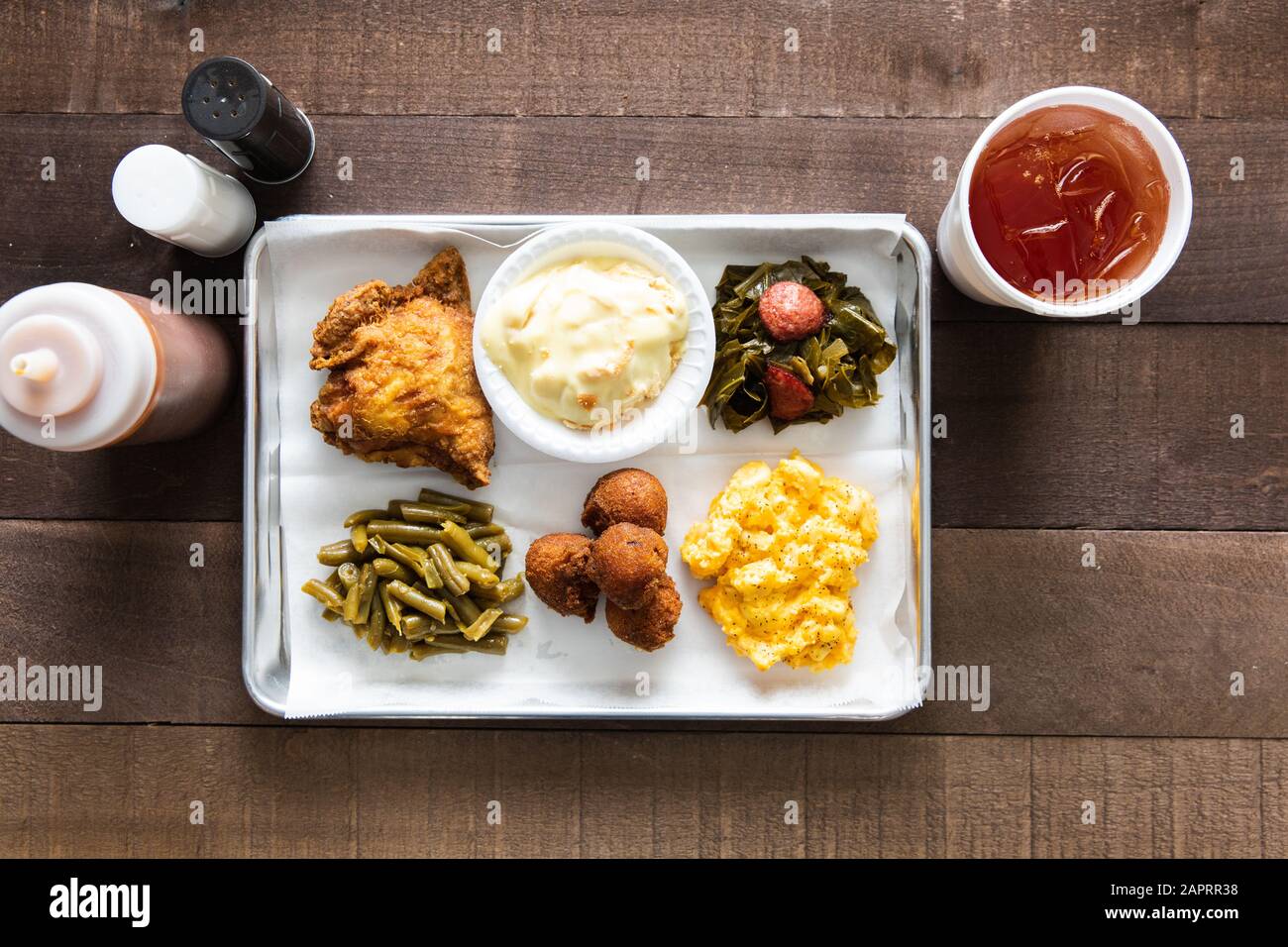 A tray of fried chicken, green beans, mac & cheese meal with sweet tea Stock Photo